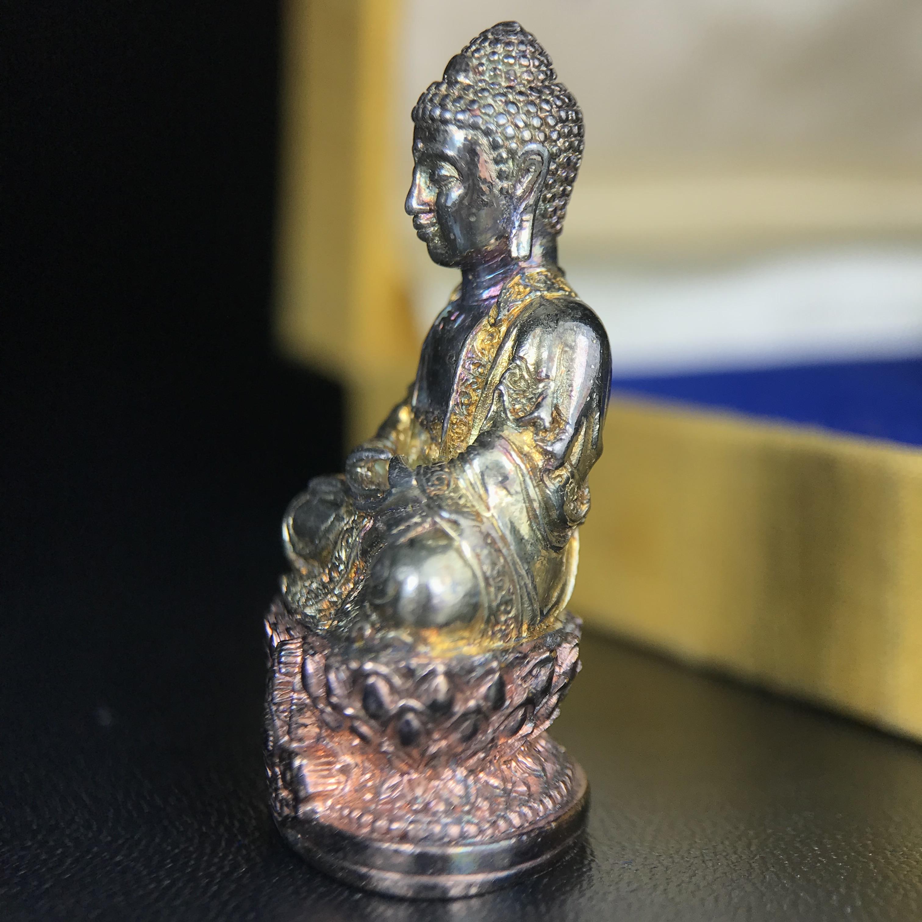 พระกริ่งจีน "ต้าเยิ่นถะ" ชุดกาญจนาภิเษกครองราชย์ 50 ปี วัดบวรนิเวศวิหาร ปี 2538 เนื้อเงินสามกษัตริย์ 99.99% สูง 3.8 ซม. (สภาพผิวสวยเดิมติดรุ้งๆ พิธีใหญ่ พุทธศิลป์งดงาม) สภาพสวยเดิมพร้อมกล่องบรรจุเดิม ***ตอกโค๊ดหมายเลข ๖๒๙๒***