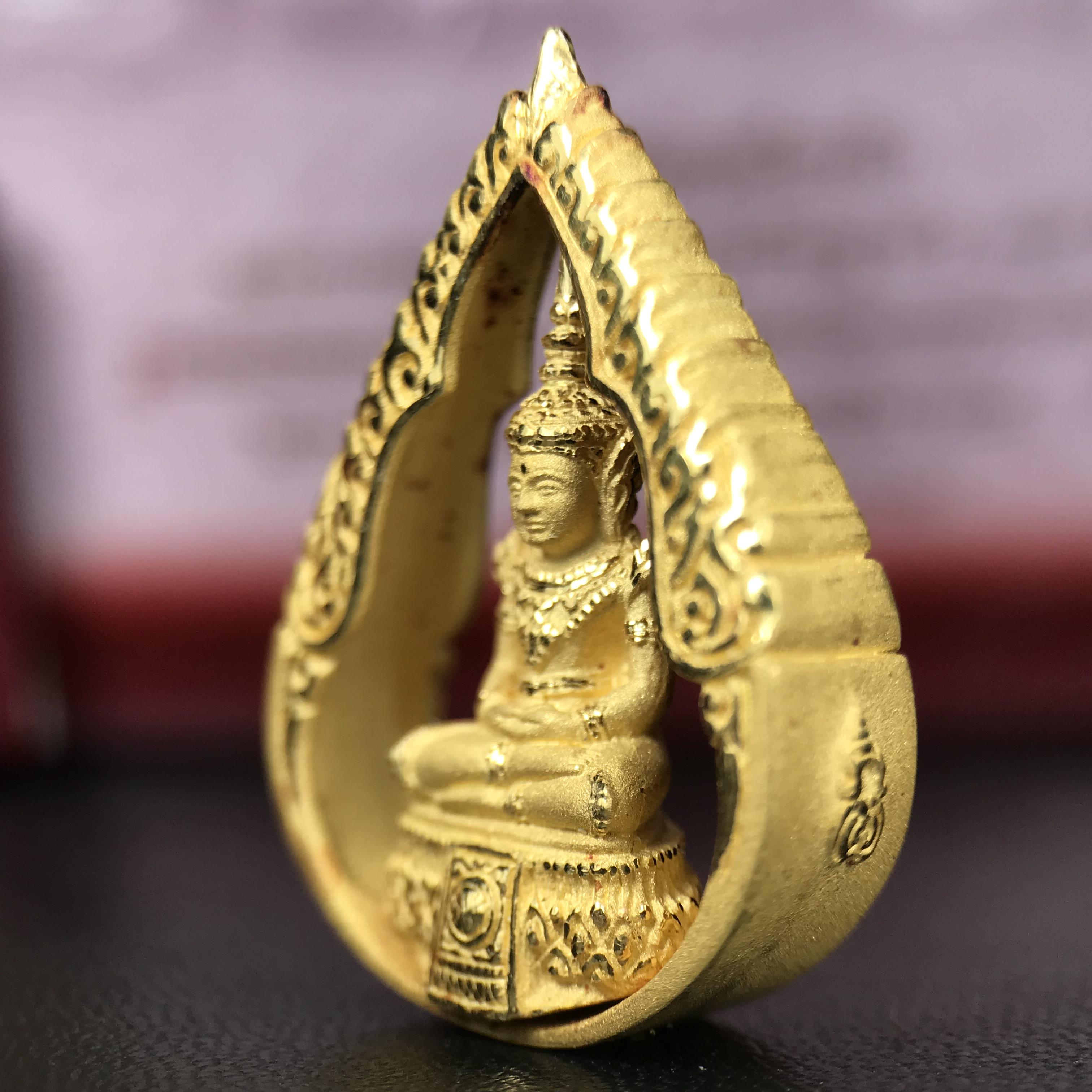 พระแก้วมรกต ภปร.(รุ่นแรก) ปี2545 รุ่นฉลองกรุงรัตนโกสินทร์ครบ 220 ปี พิมพ์ลอยองค์ทรงหยดน้ำ เนื้อทองคำบริสุทธิ์ 96.5%(11 กรัม) ขนาด 18*27 มม. พร้อมกล่องเดิมสวยครบสมบูรณ์(องค์หมายเลข ๙๙)(หมายเลขมงคลเจริญก้าวหน้าในทุกๆด้าน)สุดยอดมงคลแผ่นดินที่ควรเก็บรักษา