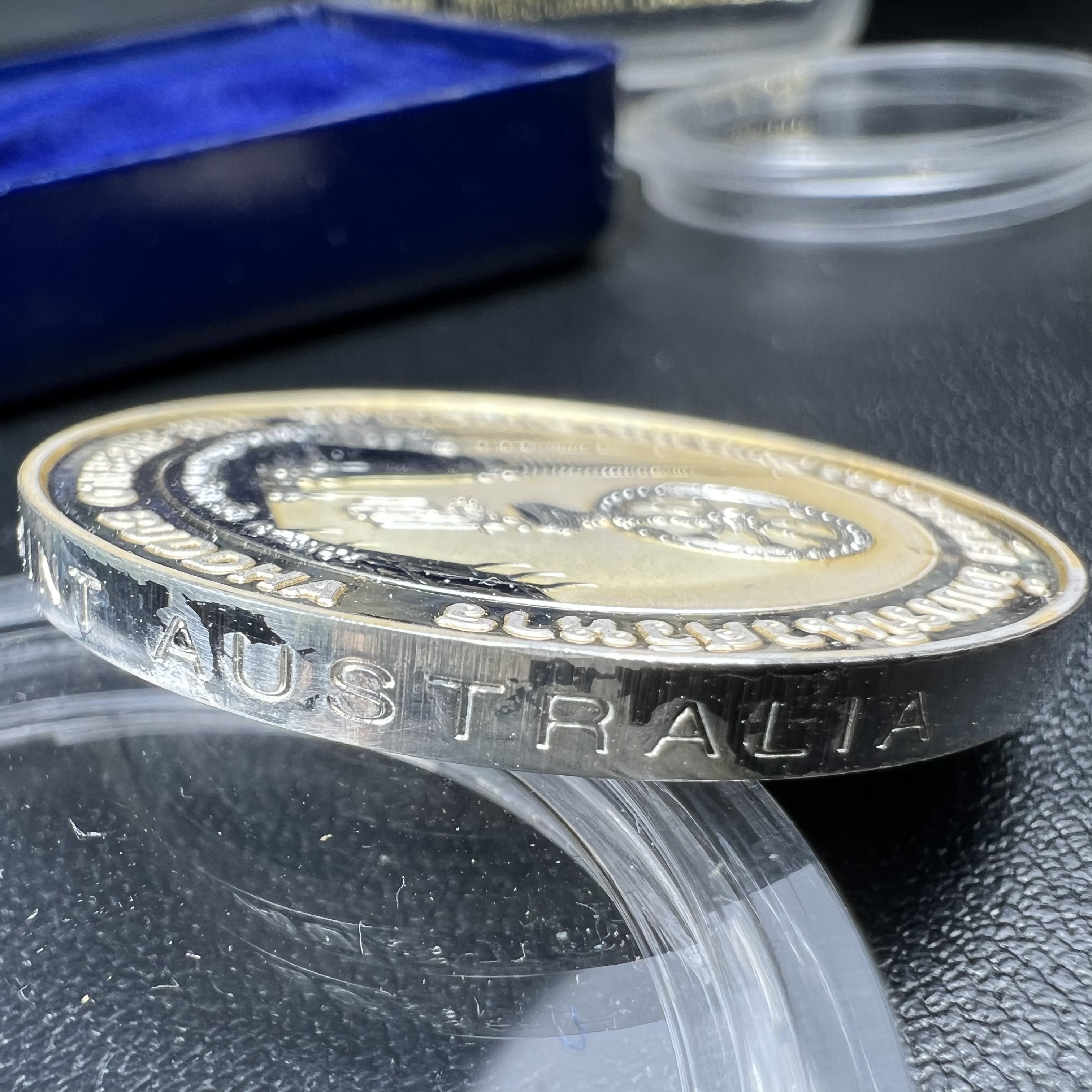 เหรียญพระแก้วมรกต ทรงเครื่องฤดูร้อน หลัง สธ.รุ่นเฉลิมพระเกียรติ สภาการศึกษามหามกุฏราชวิทยาลัย วิทยาเขตสิรินธรราชวิทยาลัย วัดบวรนิเวศวิหาร ปี 2537 เนื้อเงินขัดเงาสามมิติ 99.90%(หายากพบเจอน้อย) ขนาด 3.2 ซม. ผลิตโดย โรงงานกษาปณ์เพิร์ธ ประเทศออสเตรเลีย