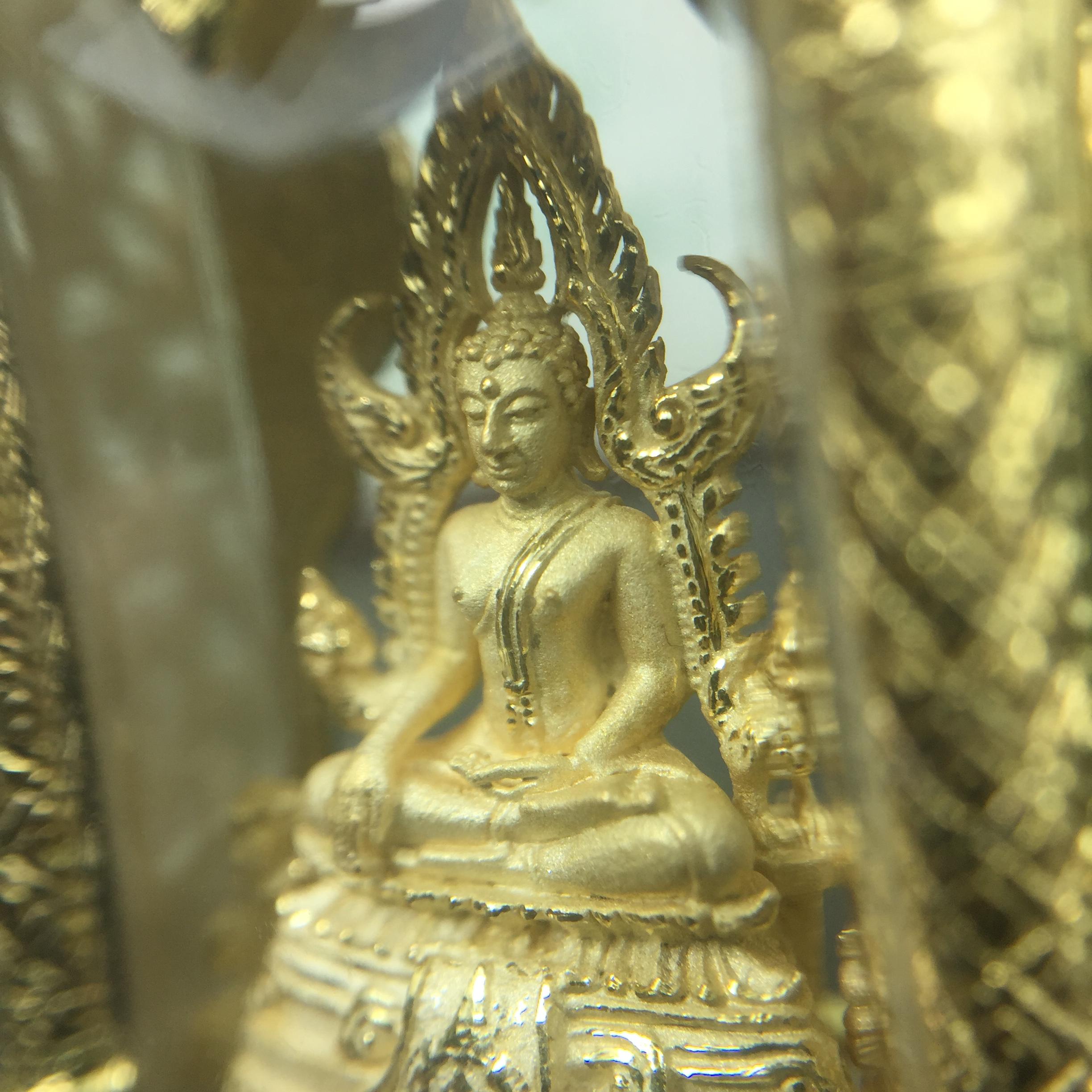 พระพุทธชินราช ภปร. ในวโรกาสเฉลิมพระชนมายุ6รอบ 5ธันวาคม2542 มูลนิธิพิทักษ์ดวงตาประชาชน จัดสร้าง พิมพ์กลาง ขนาดสูง 2.4 ซม. องค์พระเนื้อเงินแบบชุบทองประกายเพชร 3 ไมครอนพร้อมกรอบตลับเงินชุบทองคำบริสุทธิ์ 3 ไมครอน ประดับเพชร CZเกรดนอกพร้อมกล่องบรรจุเดิม(หายาก)