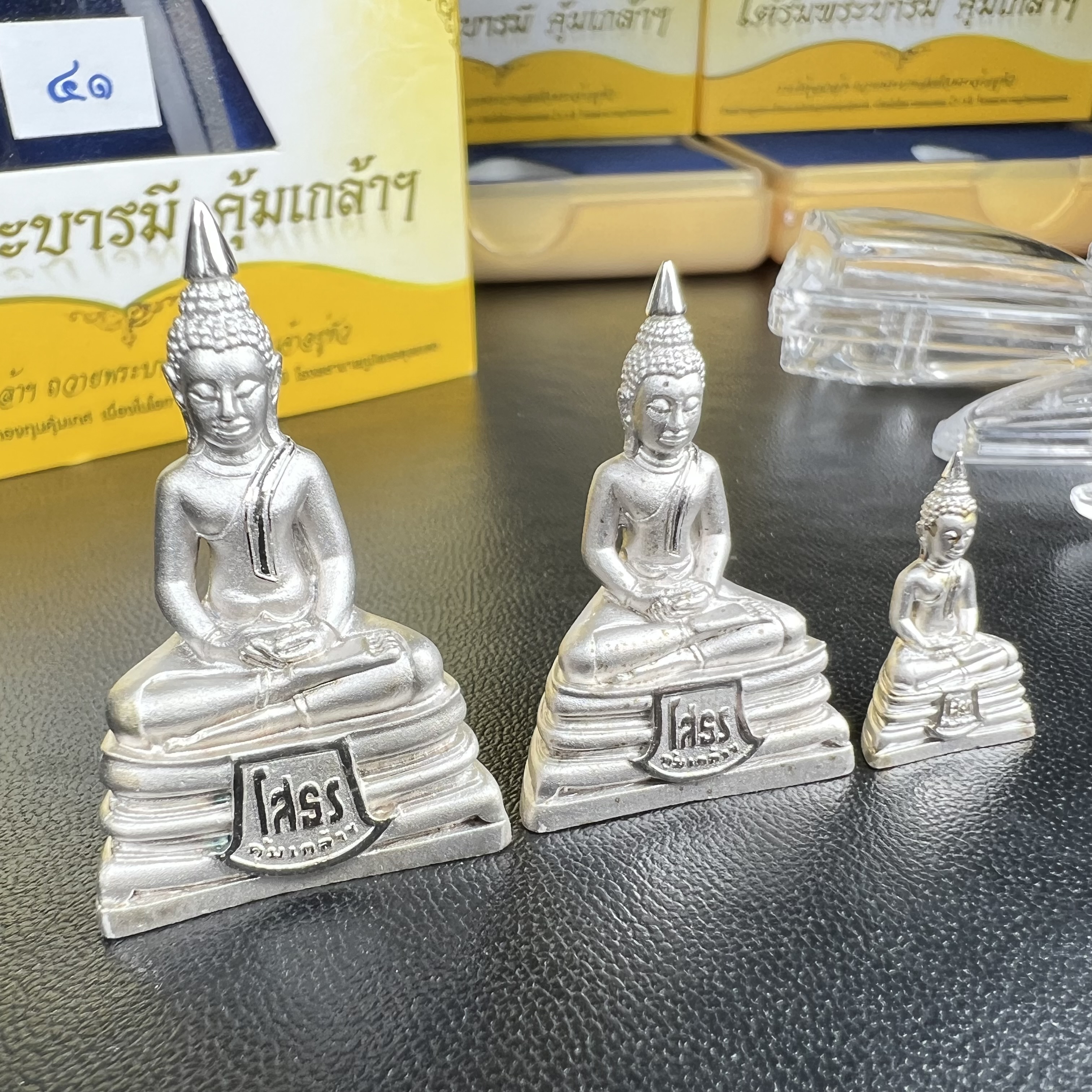 พระพุทธโสธร คุ้มเกล้าฯ ภปร.(ใต้ร่มพระบารมี คุ้มเกล้า) 60ปี รพ.ภูมิพลฯ พ.ศ.2552 เนื้อเงิน ชุบทองคำขาว(ลอยองค์พิมพ์ ใหญ่+กลาง+เล็ก)(1ชุด 3 พิมพ์ ครบทุกแบบที่จัดสร้าง)1 ใน 5000 ชุด ครบชุดหายาก