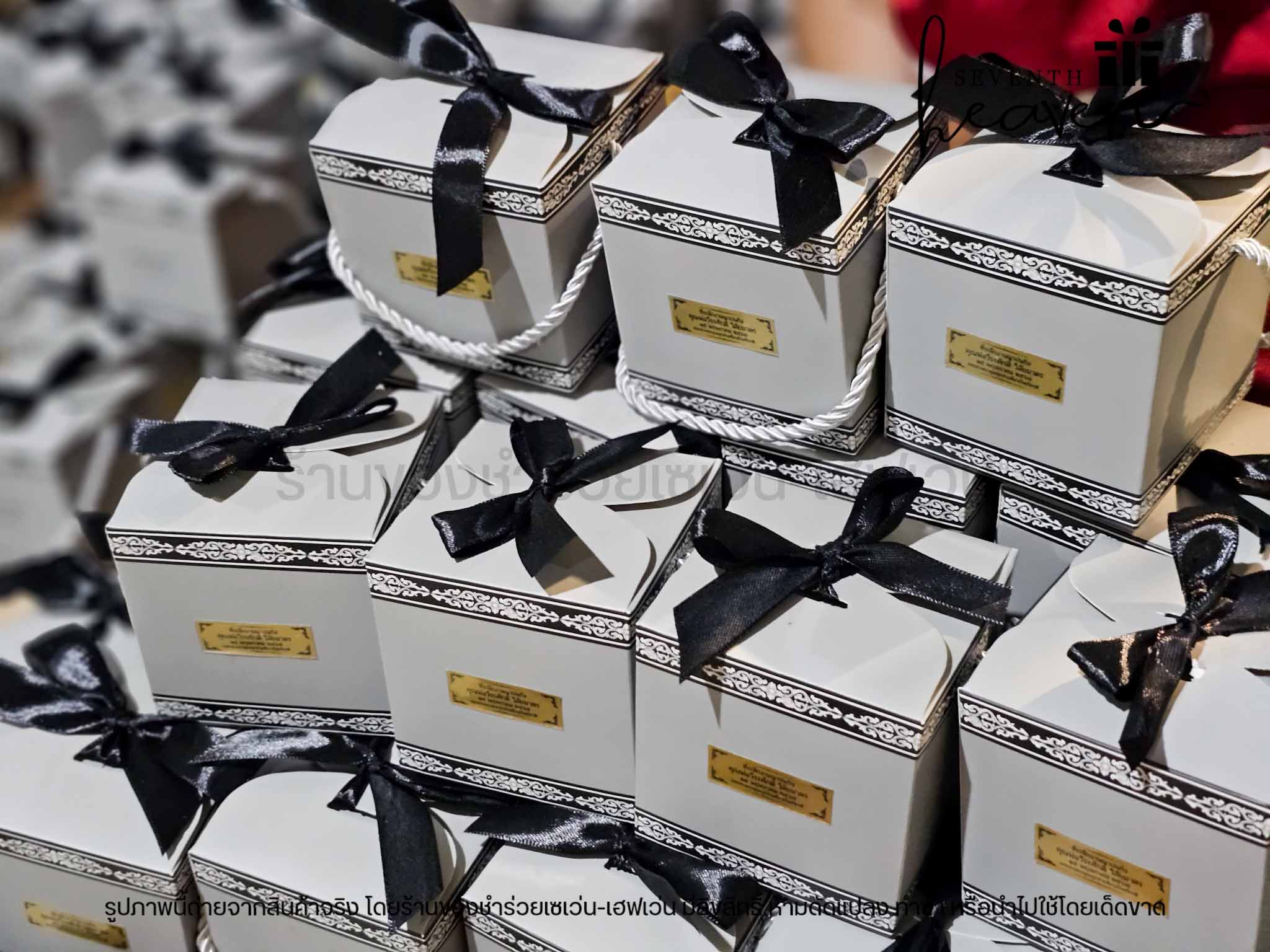 ของชำร่วยงานศพ แก้วกาแฟขุ่นกุหลาบ ใส่กล่องมีหูหิ้วสีเทา ริบบิ้นสีดำ