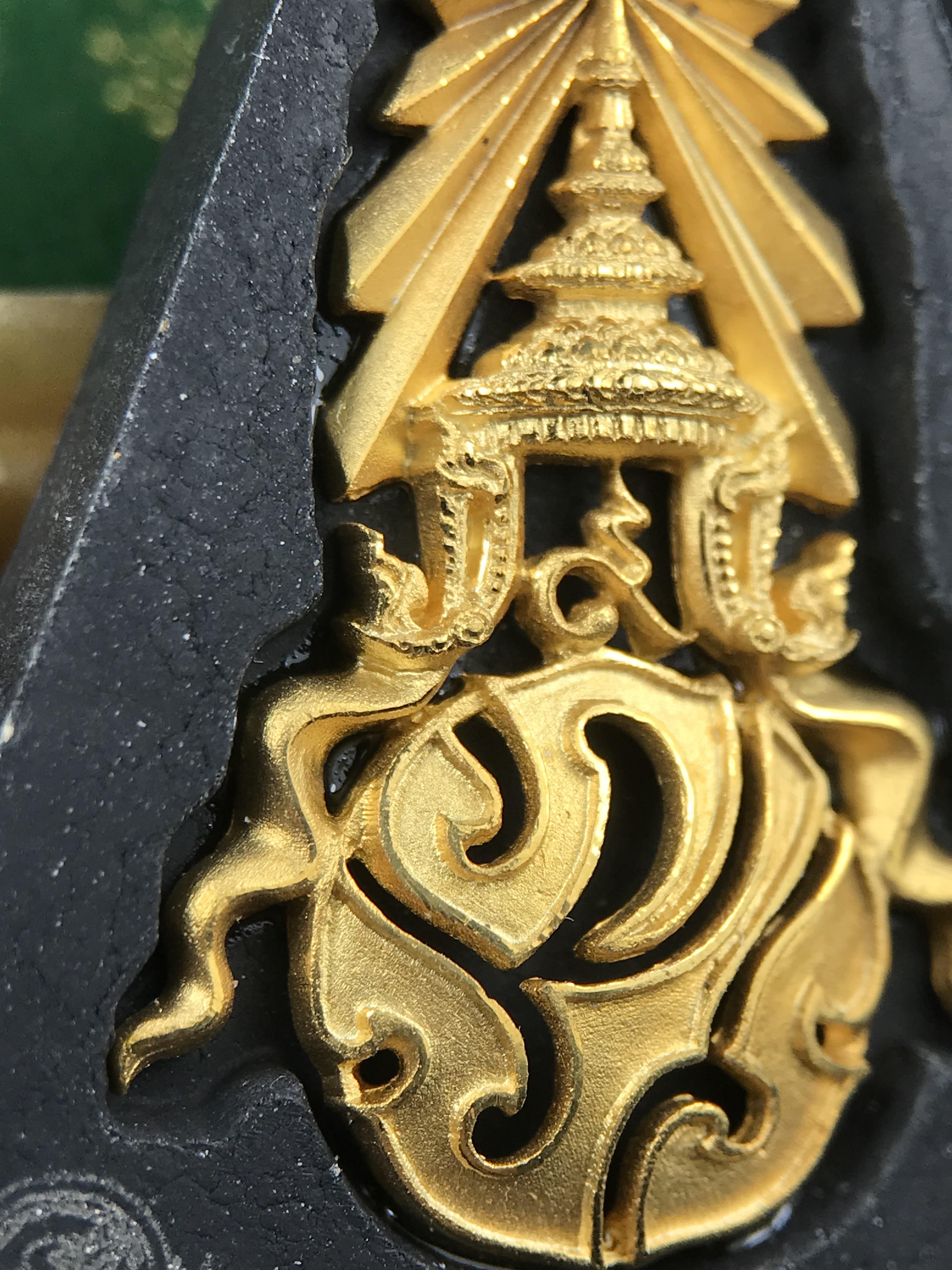 พระพุทธชินราช ภปร. 84พรรษา เนื้อผงปิดทองด้านหน้า หลัง ภ.ป.ร. เนื้อทองคำ(2.6 กรัม) (พระราชทานมวลสาร จิตรลดาและเส้นพระเจ้า(เส้นผม)ในหลวงรัชกาลที่9)พุทธศิลป์ทรงคุณค่าอีกหนึ่งรุ่นยอดนิยม(องค์หมายเลข ๑๑๐๙)1 ใน 3000 องค์ หายาก