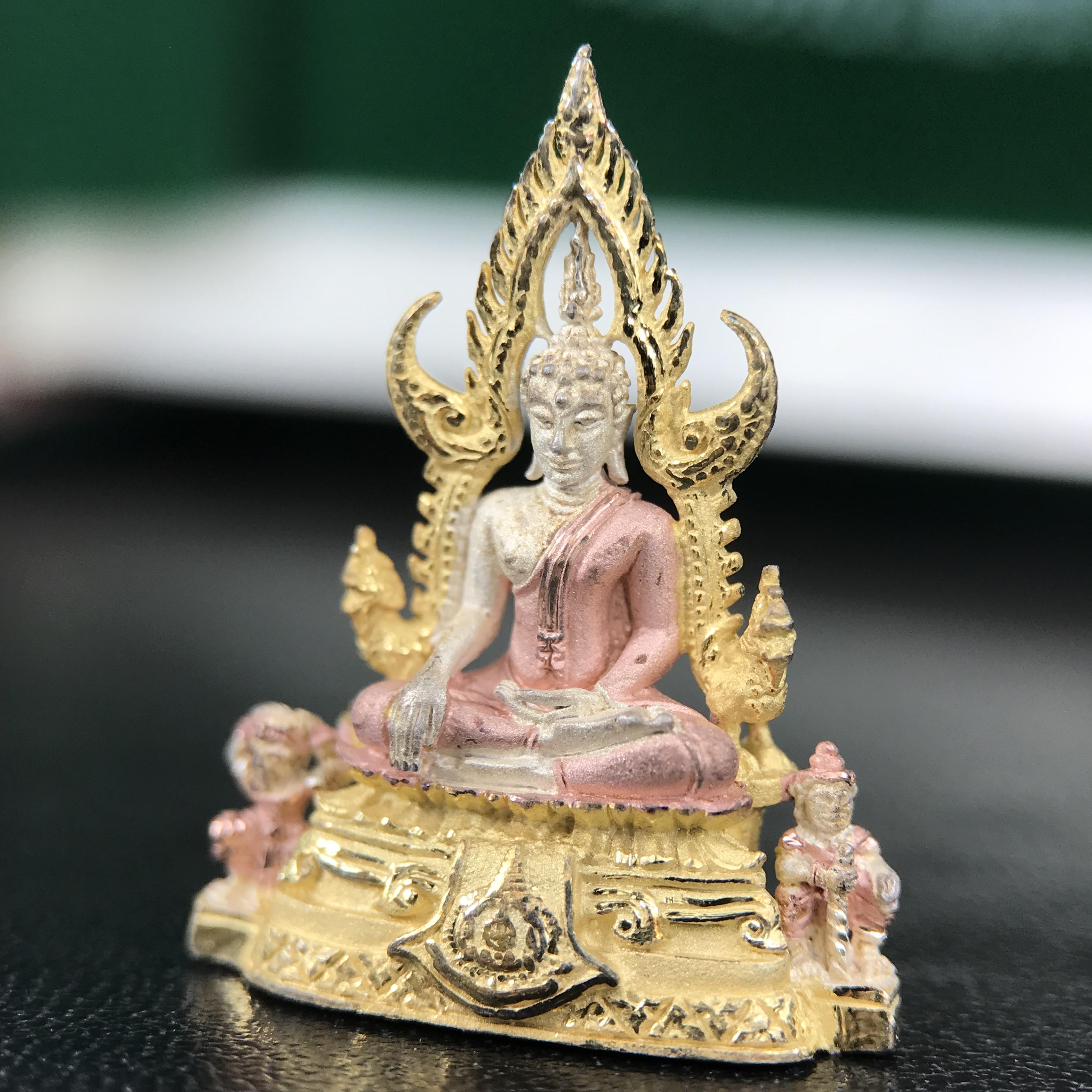 พระพุทธชินราช ภปร. ในวโรกาสพระราชพิธีมหามงคล เฉลิมพระชนมายุ6รอบ 5ธันวาคม2542 มูลนิธิพิทักษ์ดวงตาประชาชน จัดสร้าง เนื้อเงินบริสุทธิ์ 99.9% แบบสามกษัตริย์ขัดเงาบางส่วน พิมพ์กลาง ขนาดสูง 2.4 ซม. พร้อมกล่องบรรจุเดิม