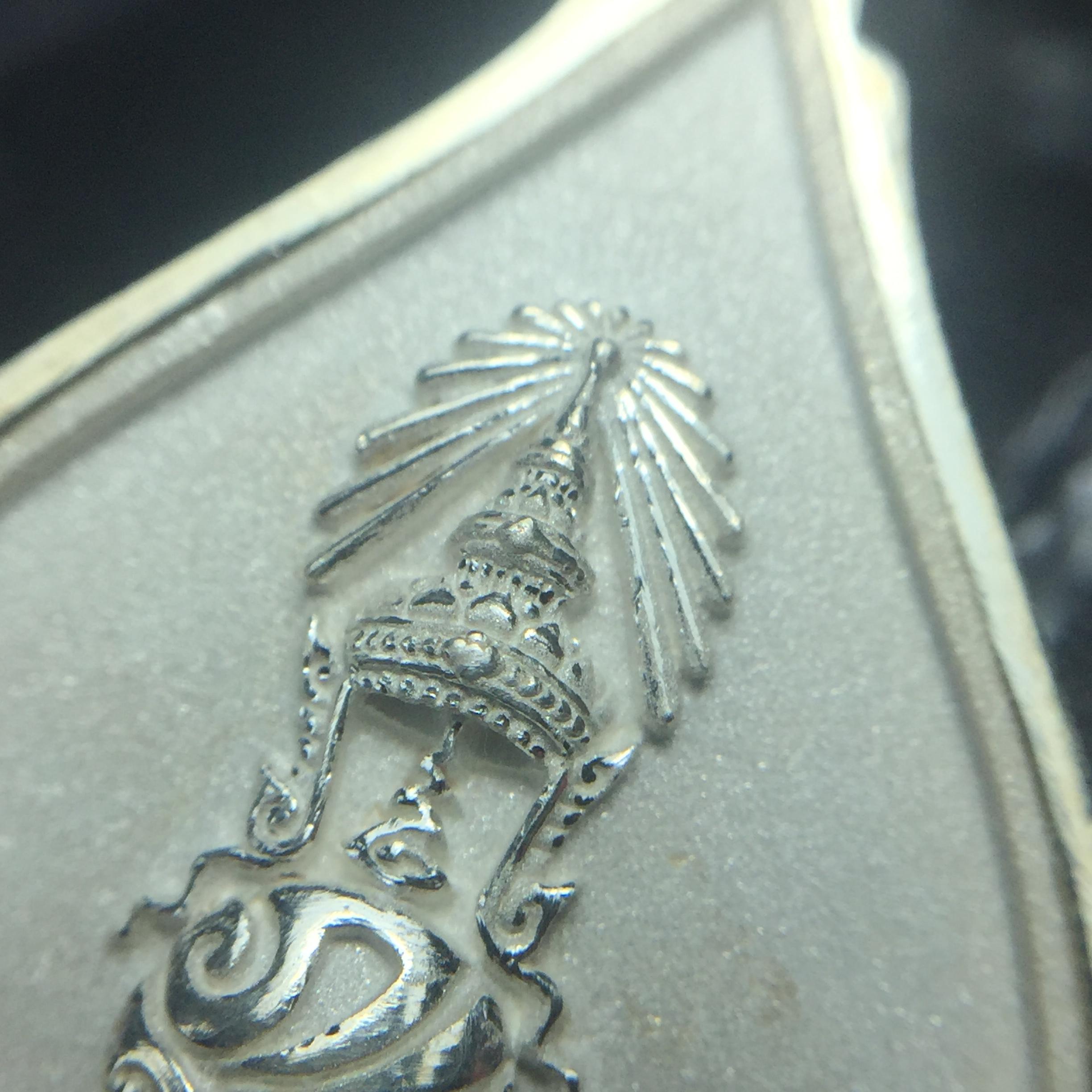 พระแก้วมรกต ภปร. ปี2547 จัดสร้างโดย รพ.ภูมิพลฯ เนื้อเงิน เหรียญทรงดอกบัว(1ใน3000องค์)