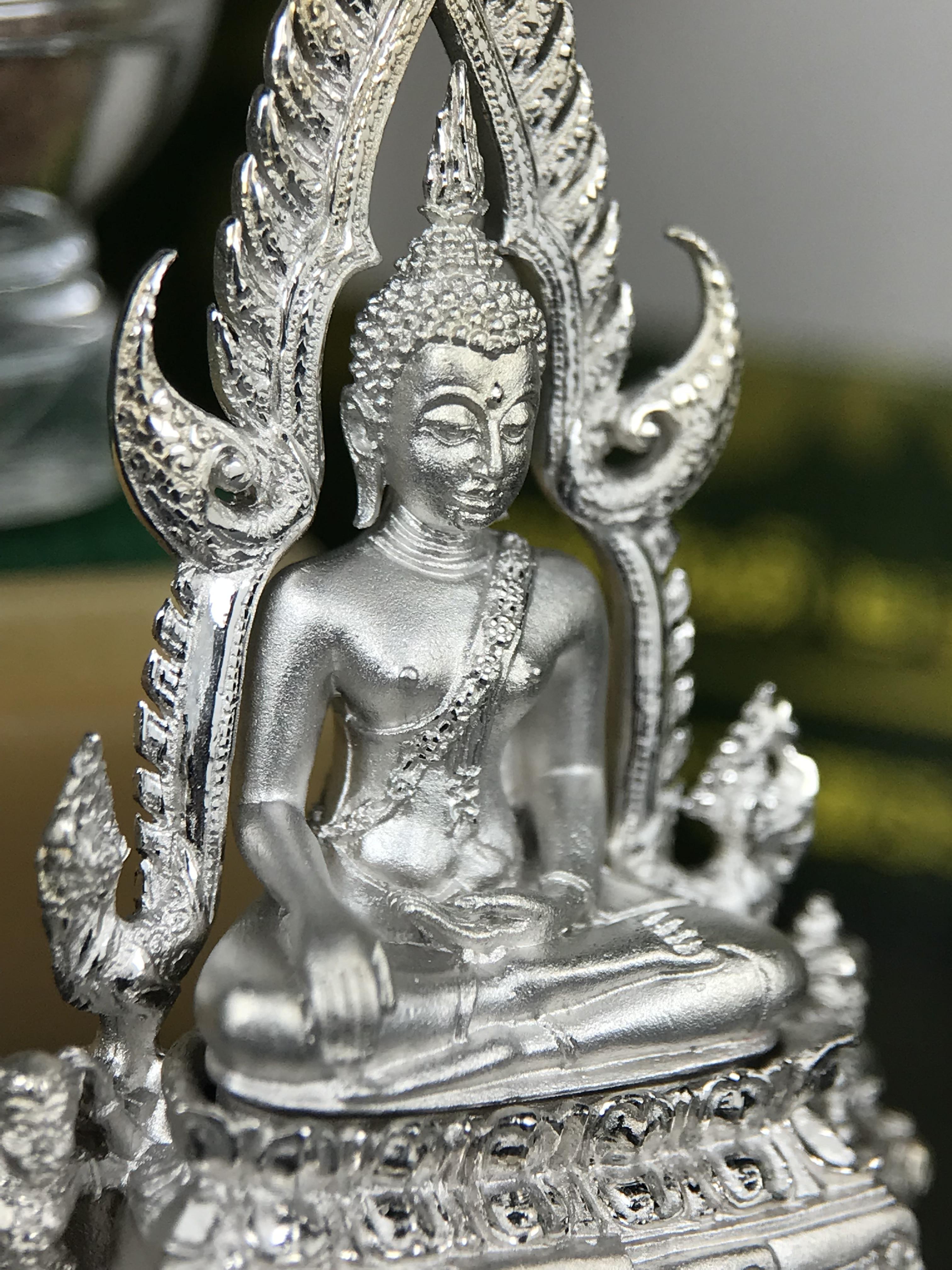 พระพุทธชินราช ภปร. 84 พรรษาในหลวงรัชกาลที่ 9 ปี 2554 พิมพ์กลางขนาดหน้าตัก 1/2 นิ้ว(สูง 3.8 ซม.) เนื้อเงินชุบทองคำขาว(สภาพผิวเดิมสวย) (พระราชทานมวลสาร จิตรลดาและเส้นพระเจ้า(เส้นผม)รัชกาลที่9)พุทธศิลป์ทรงคุณค่าอีกหนึ่งรุ่นยอดนิยม(องค์หมายเลข ๒๔๐๐)