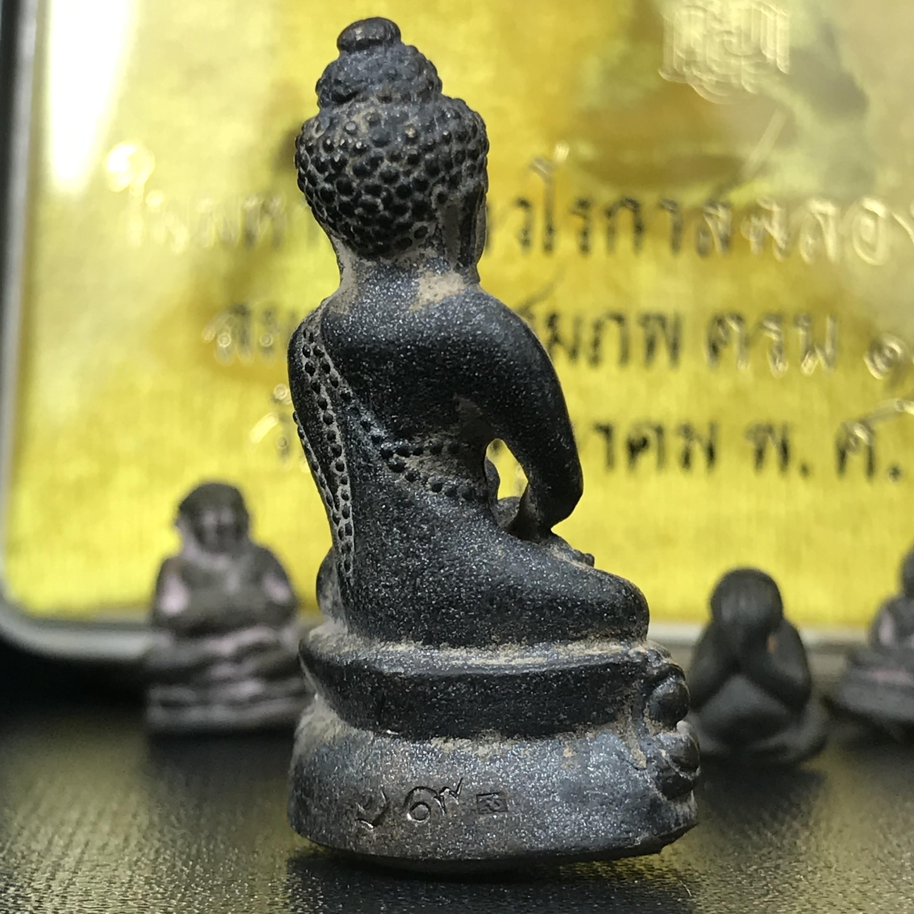 พระกริ่งชินบัญชรฉลองพระชันษา 100 ปี สมเด็จพระญาณสังวร วัดบวรนิเวศวิหาร ปี 2556 ชุดนำฤกษ์เนื้อนวโลหะแก่ทองคำ ก้นอุดผงสมเด็จพระสังฆราช (1 ใน 356 ชุด) พิธีใหญ่ มวลสารเด่น นิยมและหายากมากในปัจจุบัน