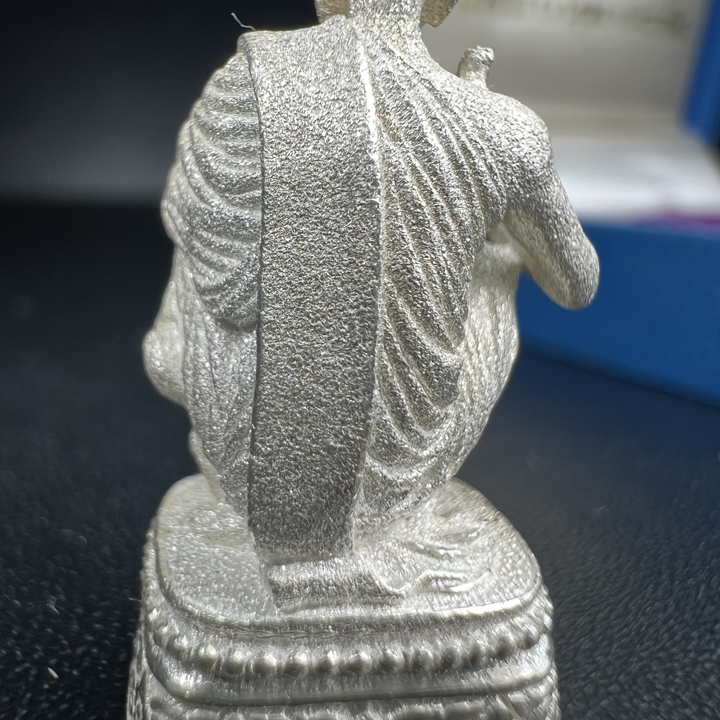 รูปหล่อหลวงพ่อคูณ รุ่นลาภ ยศ ทวีคูณ ปี2538 เนื้อเงินพ่นทรายประกายเพชร พร้อมกล่องบรรจุเดิมครบ(สภาพสวยเดิม นิยม)