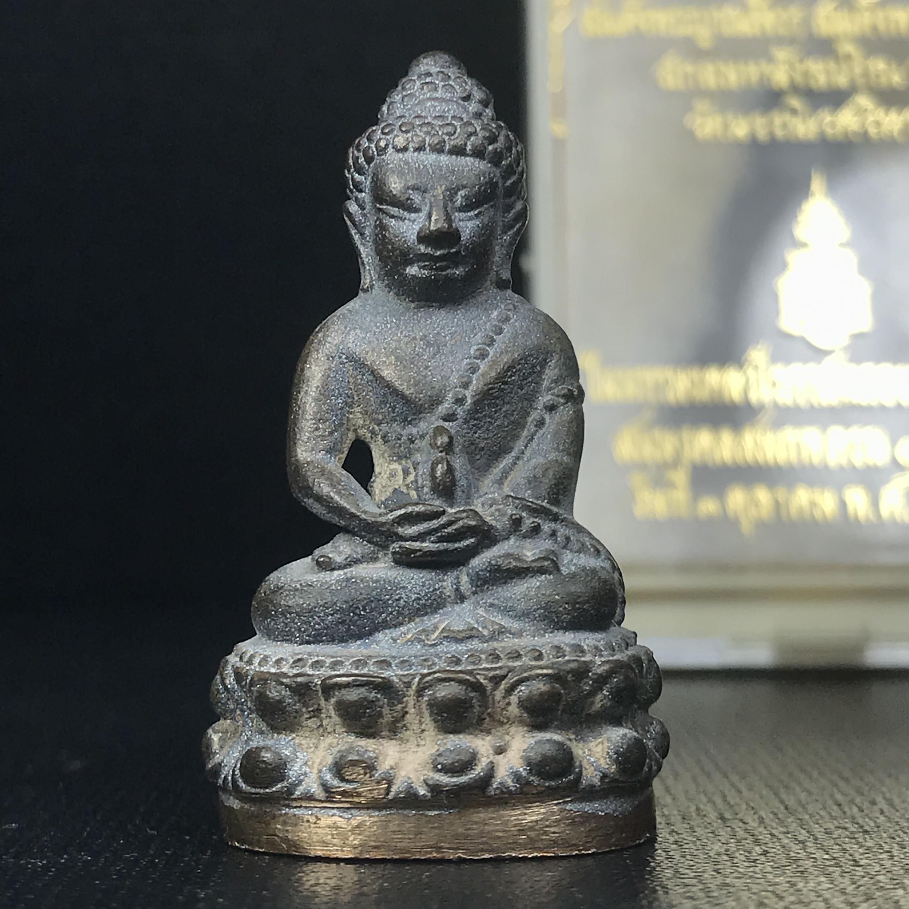 พระกริ่งชินบัญชรฉลองพระชันษา 100 ปี สมเด็จพระญาณสังวร วัดบวรนิเวศวิหาร ปี 2556 เนื้อนวโลหะผสมทองคำก้นทองแดง พิธีใหญ่ มวลสารเด่น นิยม(1 ใน 2556 องค์)