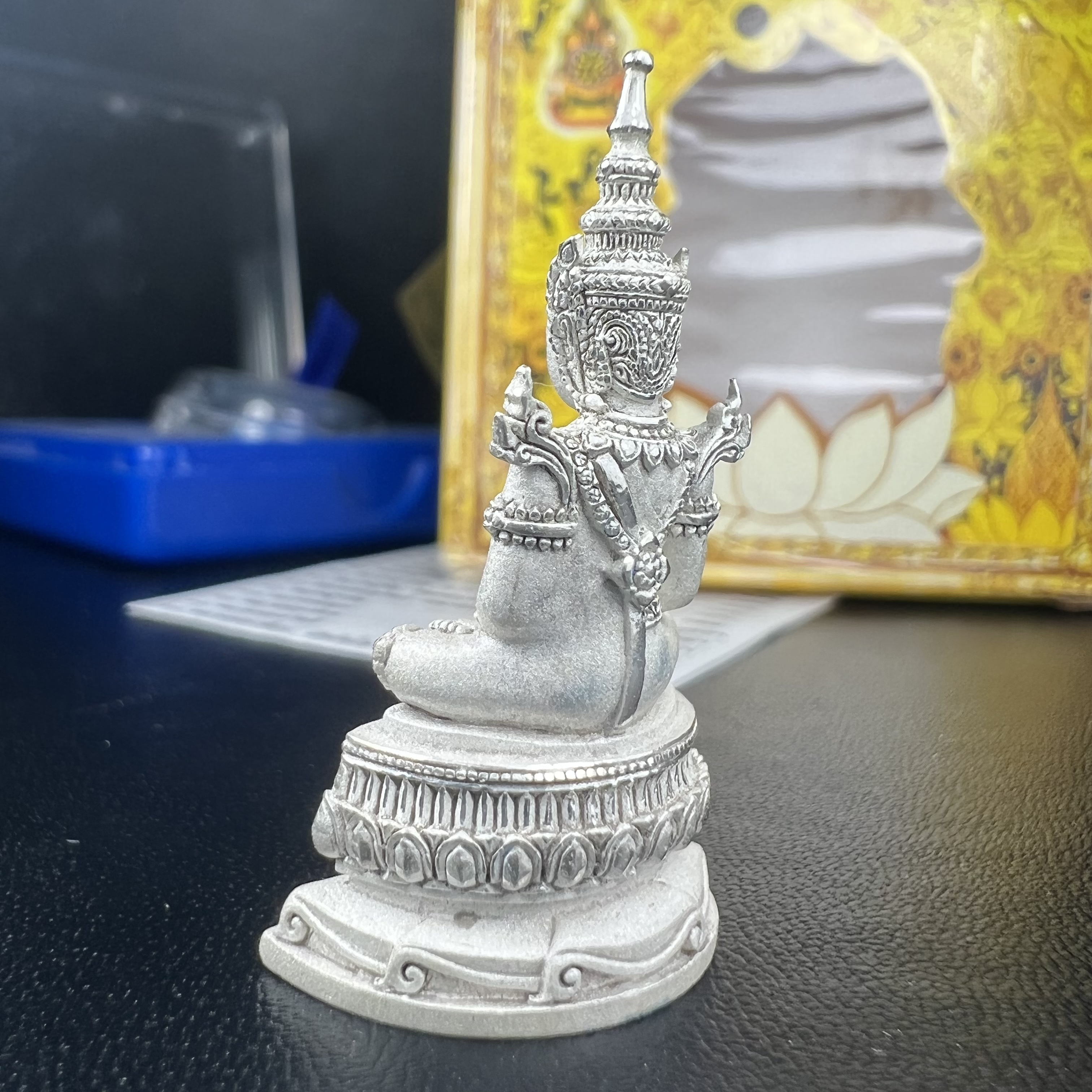 พระแก้วมรกต(จำลอง)ลอยองค์ ขนาดหน้าตัก 1/2 นิ้ว ทรงเครื่องฤดูร้อน เนื้อเงิน ตราสัญลักษณ์ฉลองสิริราชสมบัติ ครบ 60 ปี พ.ศ.2549(สภาพสวย ครบ สมบูรณ์))