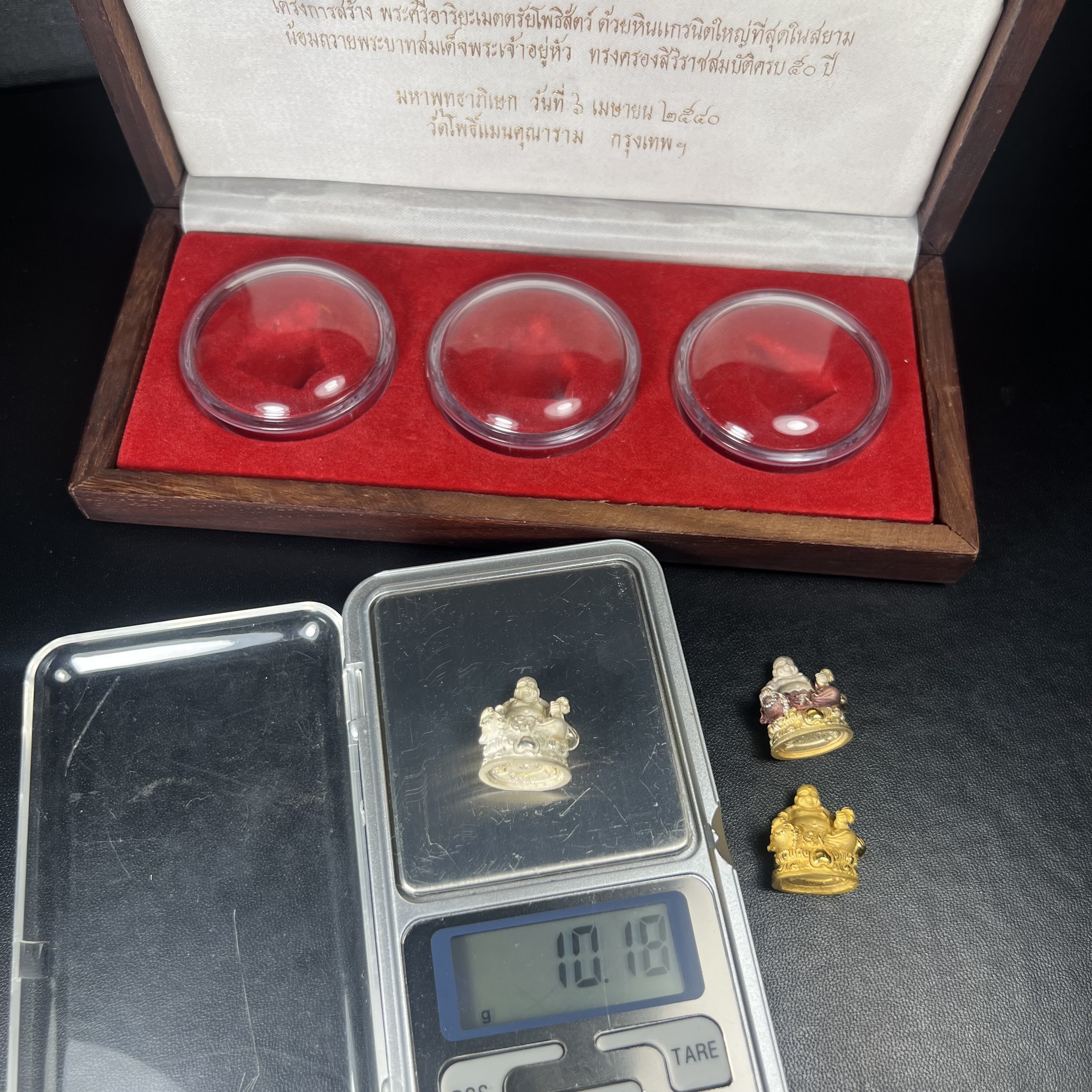 รูปหล่อลอยองค์ พระศรีอริยะเมตตรัยโพธิสัตว์(พระสังกัจจายน์)ชุดทองคำ(เนื้อทองคำ(15.44 กรัม)+เนื้อเงินสามกษัตริย์+เนื้อเงิน) โครงการสร้าง พระศรีอริยะเมตตรัยมหาโพธิสัตว์ น้อมถวายพระบาทสมเด็จพระเจ้าอยู่หัว ทรงครองศิริราชสมบัติครบ 50 ปี วัดโพธิ์แมนคุณาราม