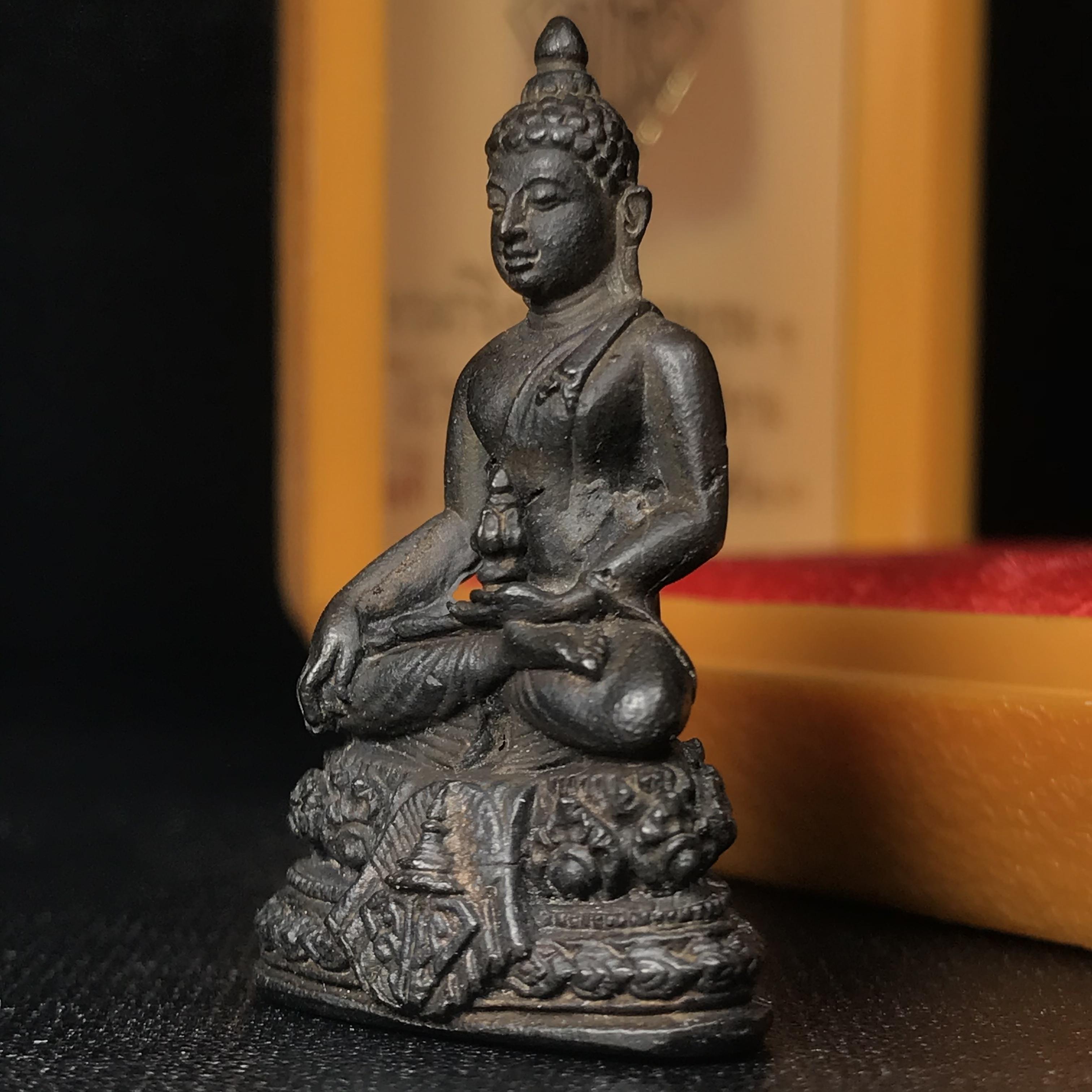 พระกริ่ง มวก(รุ่นแรก)พระราชทาน ปี2523 วัดบวรนิเวศวิหาร เนื้อนวโลหะกล่องบรรจุเดิม(คัดสวยคมชัด เนื้อนวโลหะเข้มขลังตามแบบฉบับงานแกะแม่พิมพ์โดย นายช่างเกษม มงคลเจริญ แบบนิยม พร้อมกล่องบรรจุเดิม)(หลวงปู่โต๊ะร่วมปลุกเสก)