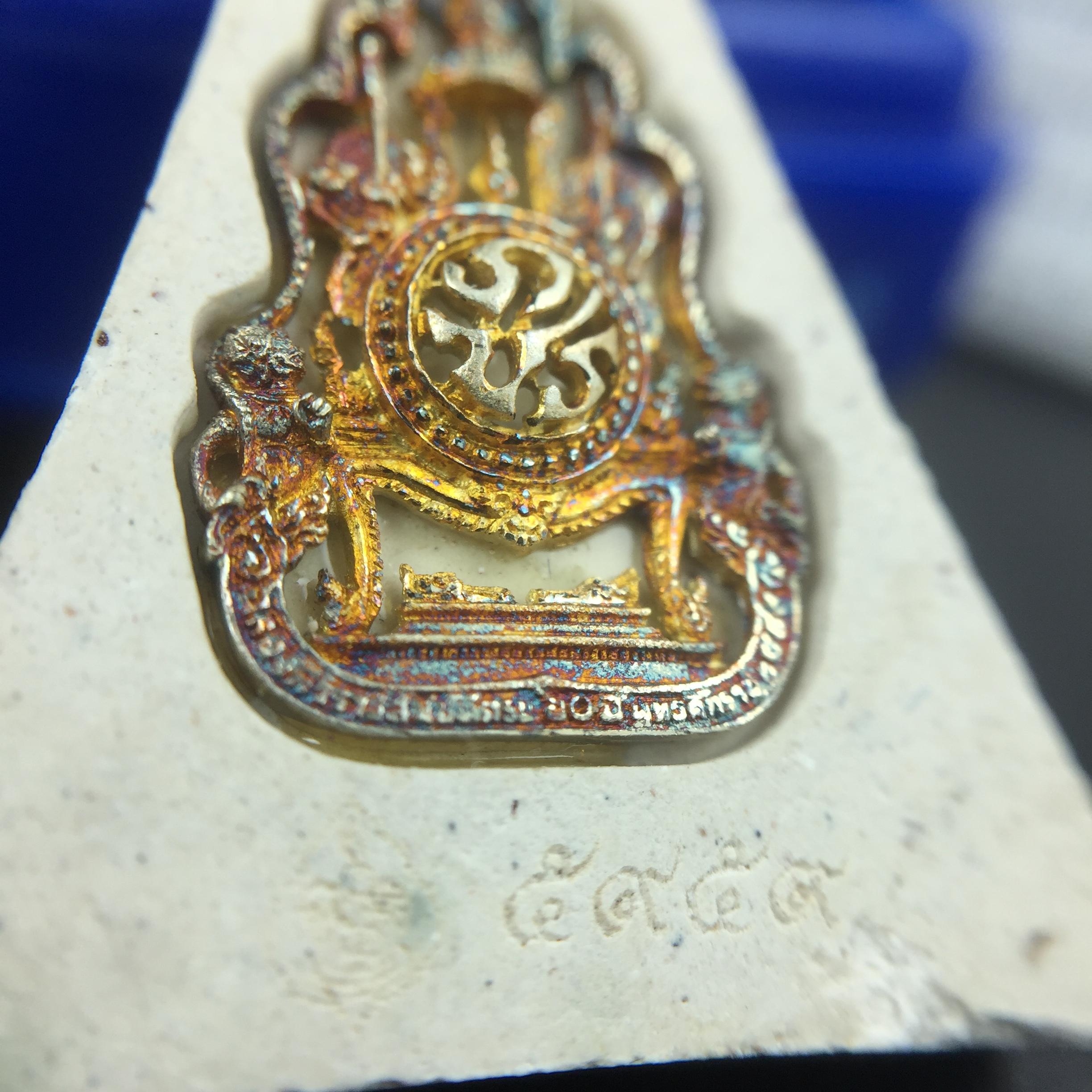 พระแก้วมรกต(จำลอง)ทรงเครื่องฤดูร้อน พระผงบูชา ด้านหน้าปิดทอง ด้านหลังตราสัญลักษณ์ฉลองสิริราชสมบัติครบ 60ปี เนื้อเงินขึ้นสีรุ้งธรรมชาติสร้างสรรค์งดงาม(รุ่นนี้ได้พระราชทานเส้นพระเจ้า(เส้นผม)รัชกาลที่9ในการจัดสร้าง)