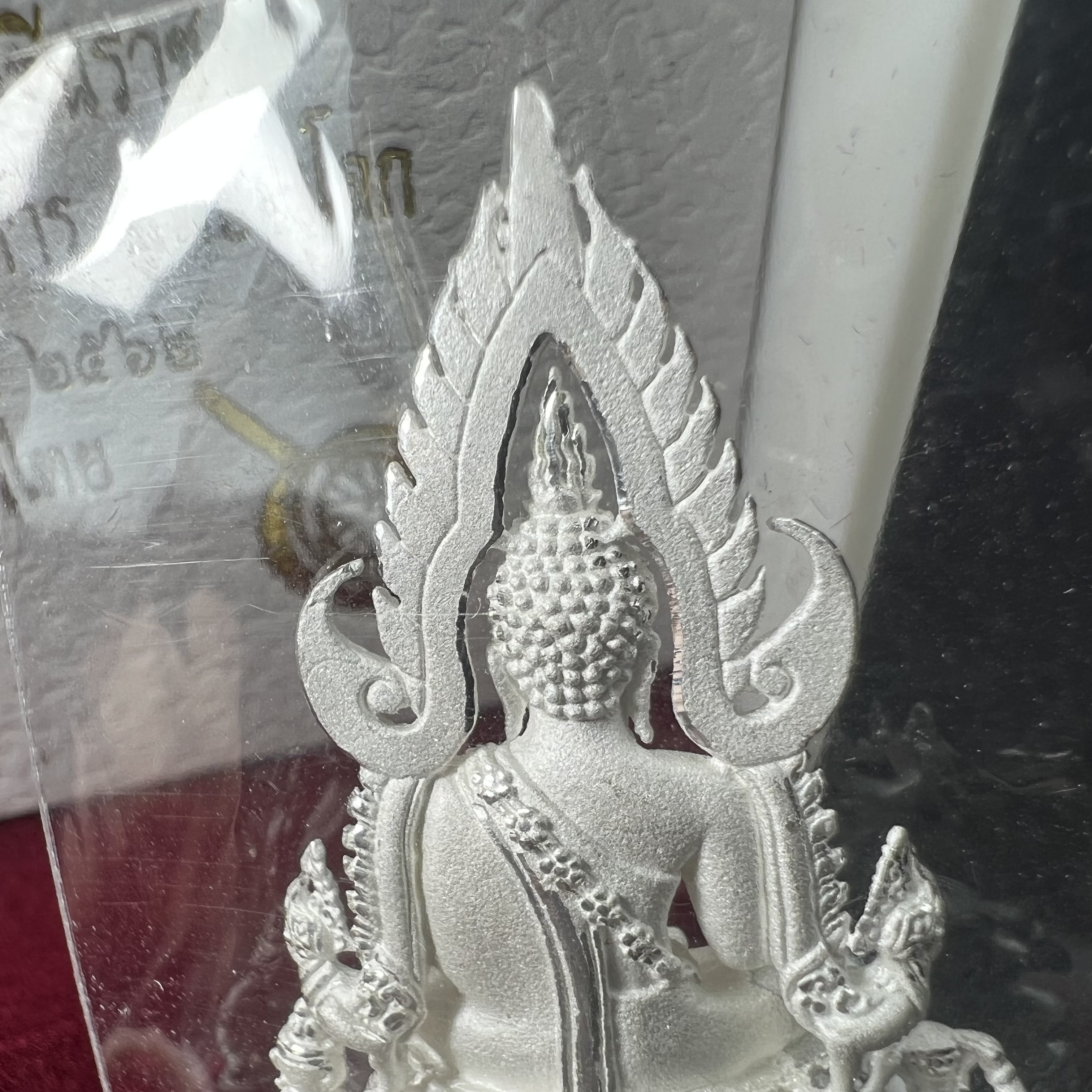 พระพุทธชินราช รุ่น ประวัติศาสตร์ มูลนิธิเพื่อตำรวจไทยจัดสร้าง ปี 2562 เนื้อเงินขัดเงา พิมพ์พระพุทธชินราช ลอยองค์ แบบจิวเวอร์รี่(ขนาดสูง 3.5 ซม.) (สภาพ สวย ซีนซองเดิม กล่องบบรรจุเดิมครบสมบูรณ์)