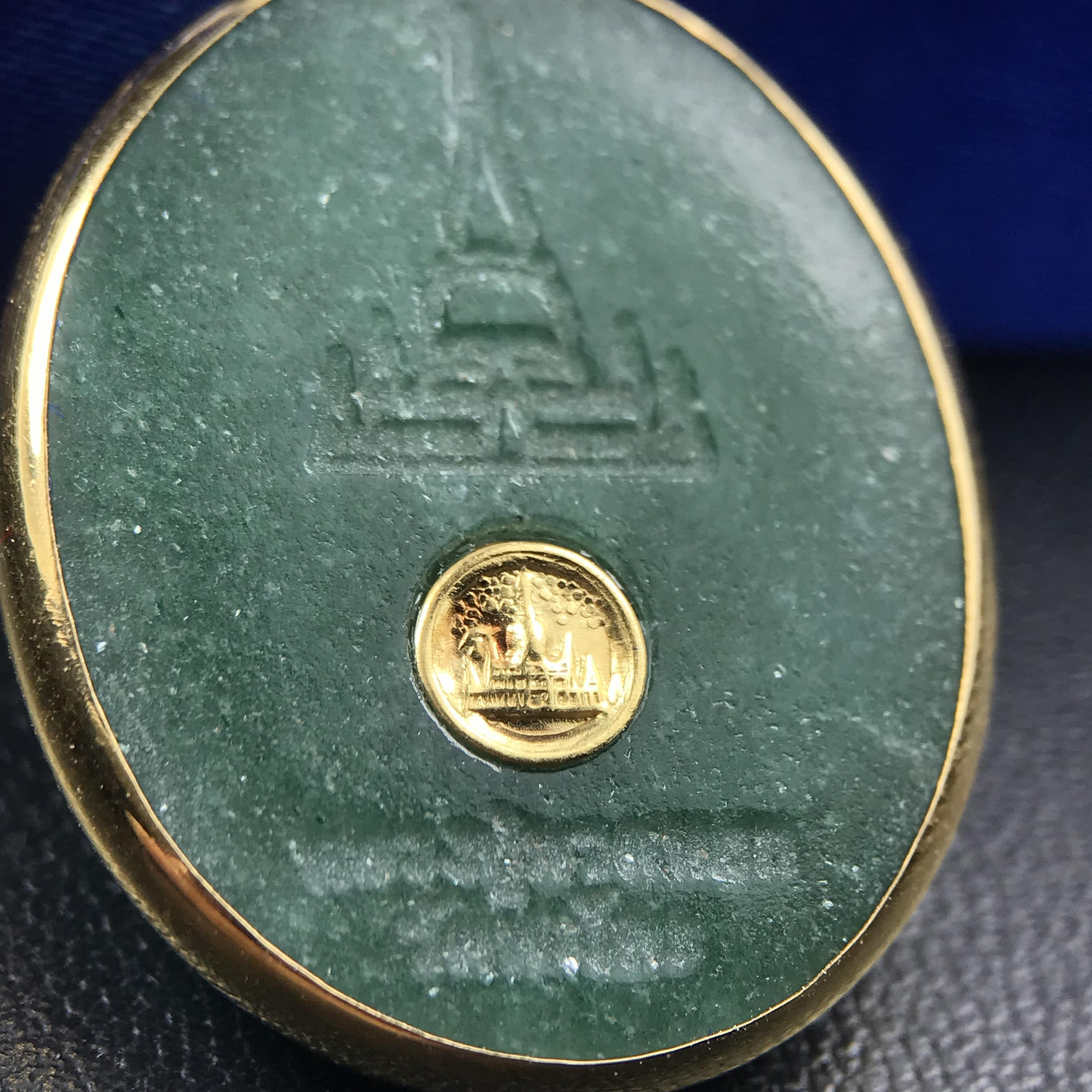 หลวงปู่ทวด วัดพะโคะ จ.สงขลา ปี 2543 เหรียญหยกรูปไข่(เลี่ยมทองคำ) ขนาด 2.2 x 2.5 ซม. ด้านหลังแผ่นโค๊ตทองคำ สร้างโดยสมาคมชาวเพชรบุรี “สมเด็จเจ้าพะโคะหลวงปู่ทวดเหยียบน้ำทะเลจืด” ครั้งแรกแห่งประวัติศาสตร์(สวยงามเป็นของล้ำค่าหายากมาก)สภาพสวยสมบูรณ์