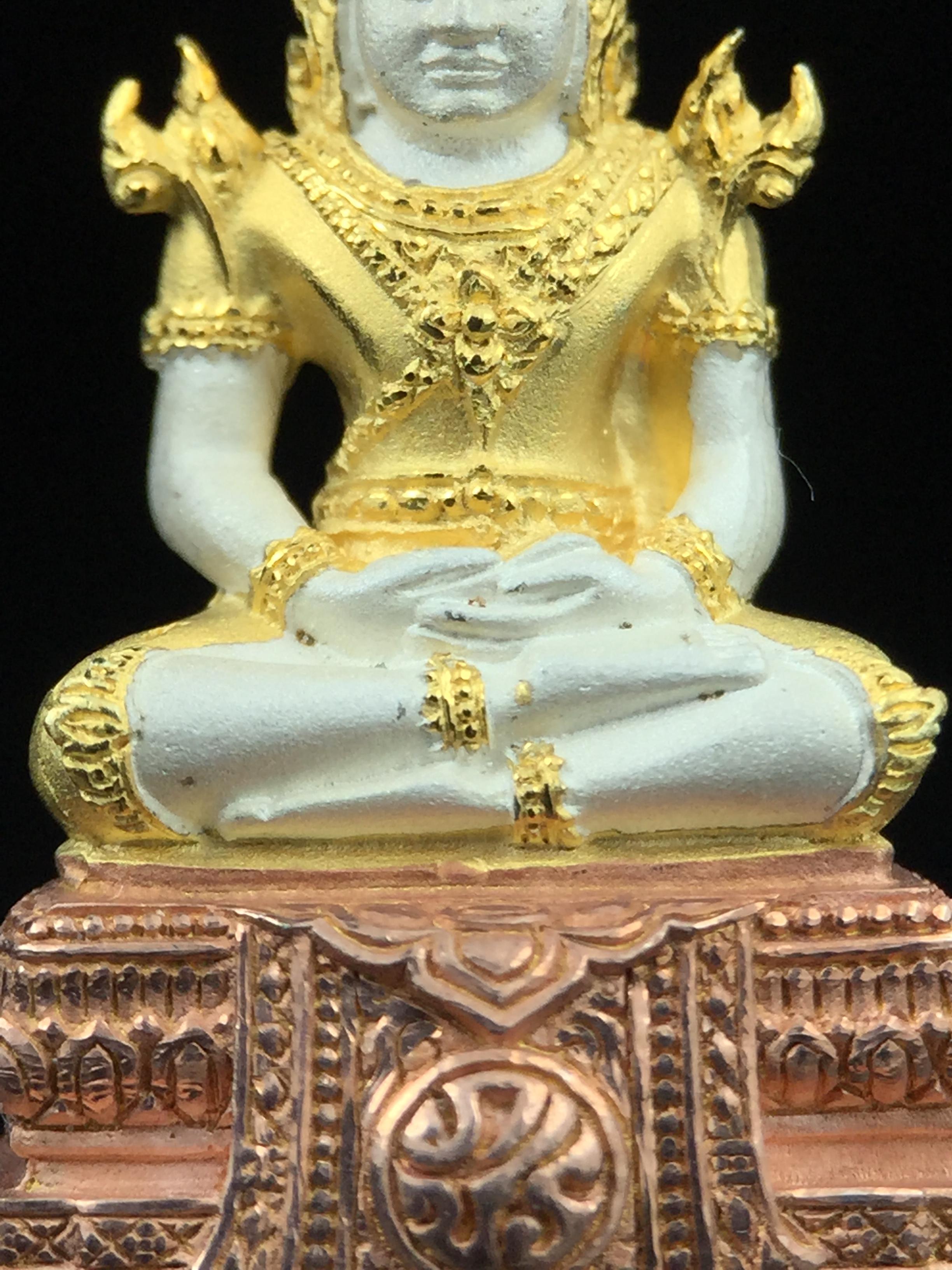 พระแก้วมรกต ภปร. ปี2547 จัดสร้างโดย รพ.ภูมิพลฯ เนื้อเงิน (3 กษัตริย์)ลอยองค์ หน้าตัก 1/2 นิ้ว งดงามทรงคุณค่าอีกหนึ่งรุ่นยอดนิยม หายาก