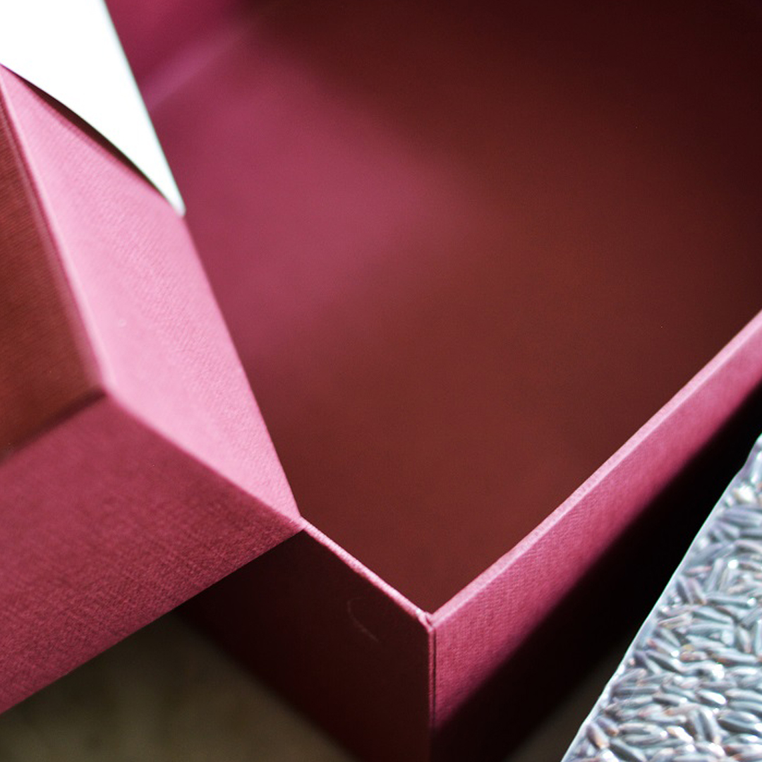 กล่องของขวัญสีแดงมงคลแบบ 2 ชั้น ตกแต่งด้วยการ์ดข้อความที่คุณสามารถใส่ข้อความ ชื่อหรือโลโก้ที่ต้องการได้ ไม่มีขั้นต่ำ