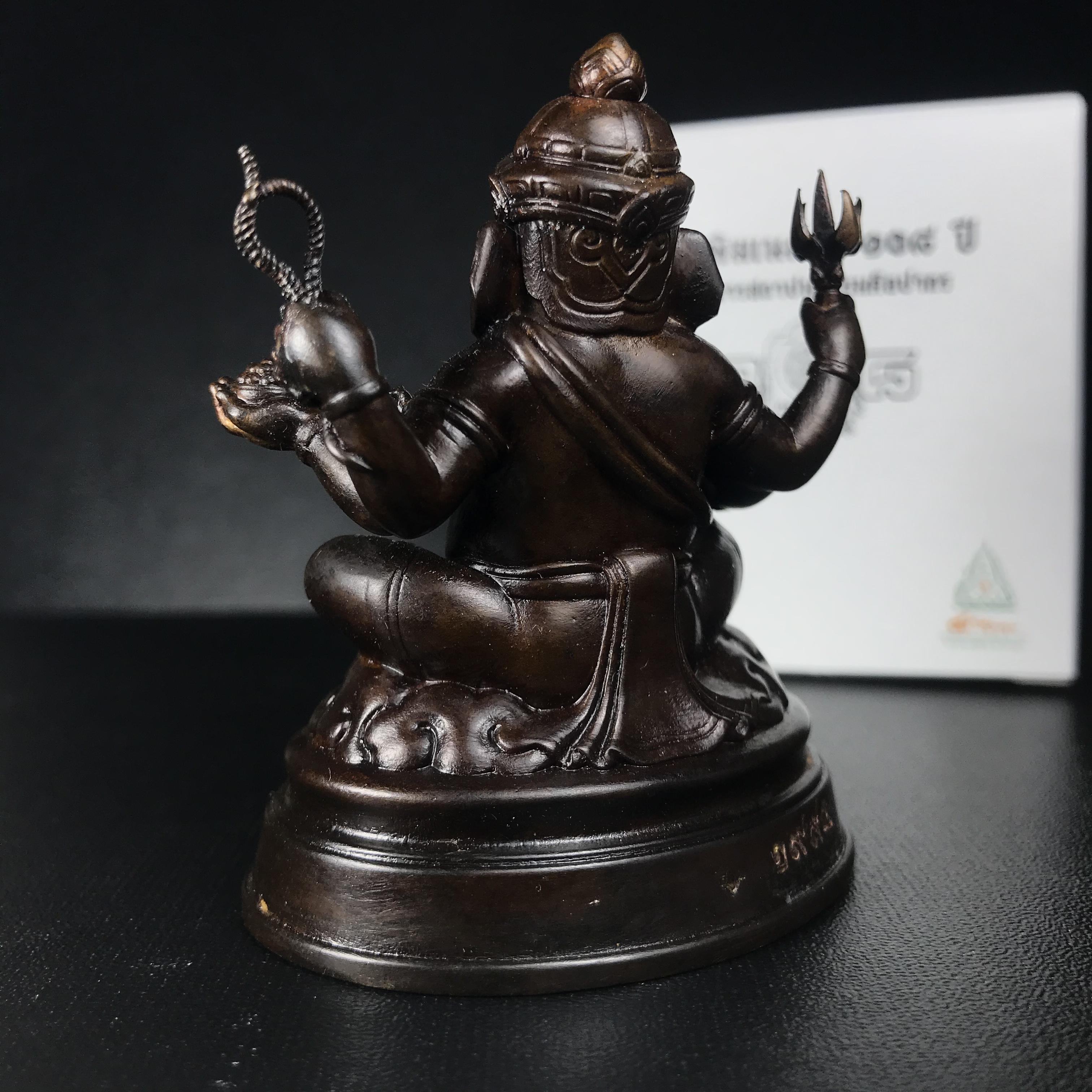 พระพิฆเนศวร รุ่น 108 แห่งการสถาปนากรมศิลปากร ปี 2562 ขนาดบูชาหน้าตัก 1.5 นิ้ว เนื้อทองเหลืองรมดำ (พิธีใหญ่ มวลสารดี)1 ใน 1999 องค์