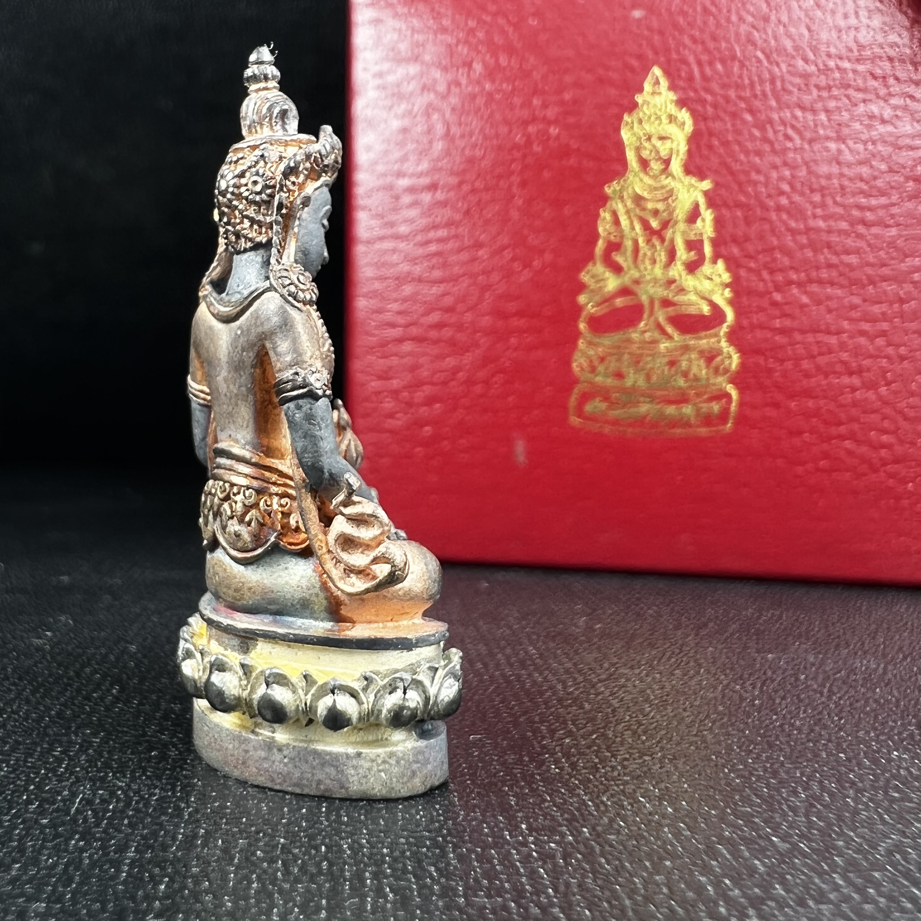 พระกริ่งอวโลกิเตศวร ( เจ้าแม่กวนอิม ) วัดโพธิ์แมนคุณาราม เนื้อเงิน 3 กษัตริย์ พ่นทราย(ผิวเดิม ขึ้นสีรุ้งธรรมชาติ แบบนิยม เสน่ห์ของพระเนื้อเงิน) รุ่นอุดมโภคทรัพย์ พ.ศ.2539(อีกหนึ่งรุ่นยอดนิยม พุทธศิลป์สวยงดงาม)