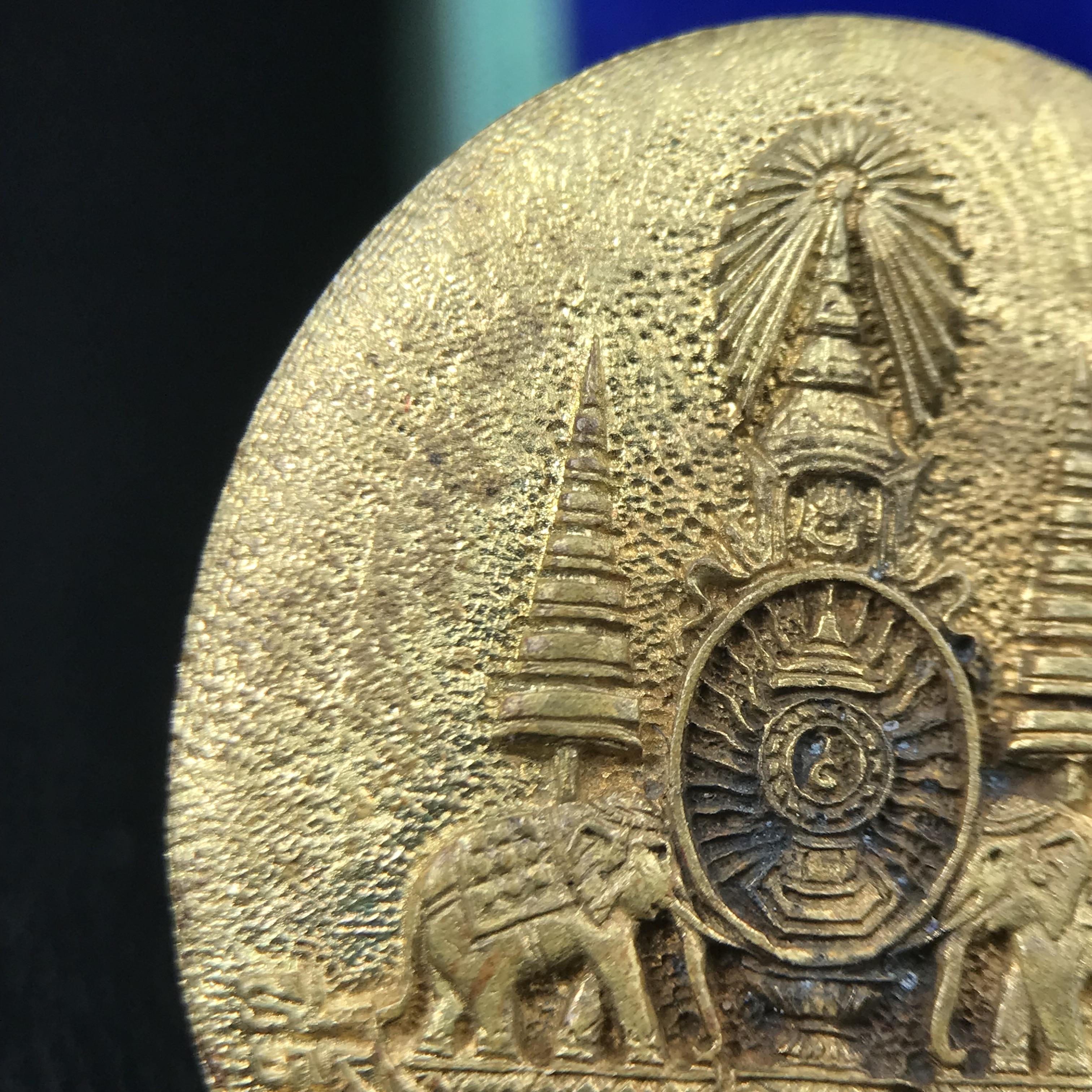 เหรียญรูปเหมือนพระญาณวิทยาคมเถร (หลวงพ่อคูณ ปริสุทโธ)ชุดกาญจนาภิเษกครองราชย์ครบ 50 ปี วัดบวรนิเวศวิหาร ปี พ.ศ. 2538 เนื้อบรอนซ์ทอง(จัดสร้างได้เหมือนหลวงพ่อคูณมาก มีรายละเอียดและความคมชัดสูง ลูกศิษย์ท่านไม่ควรพลาด วิจิตรศิลป์และพุทธศิลป์งดงาม)พิธีใหญ่