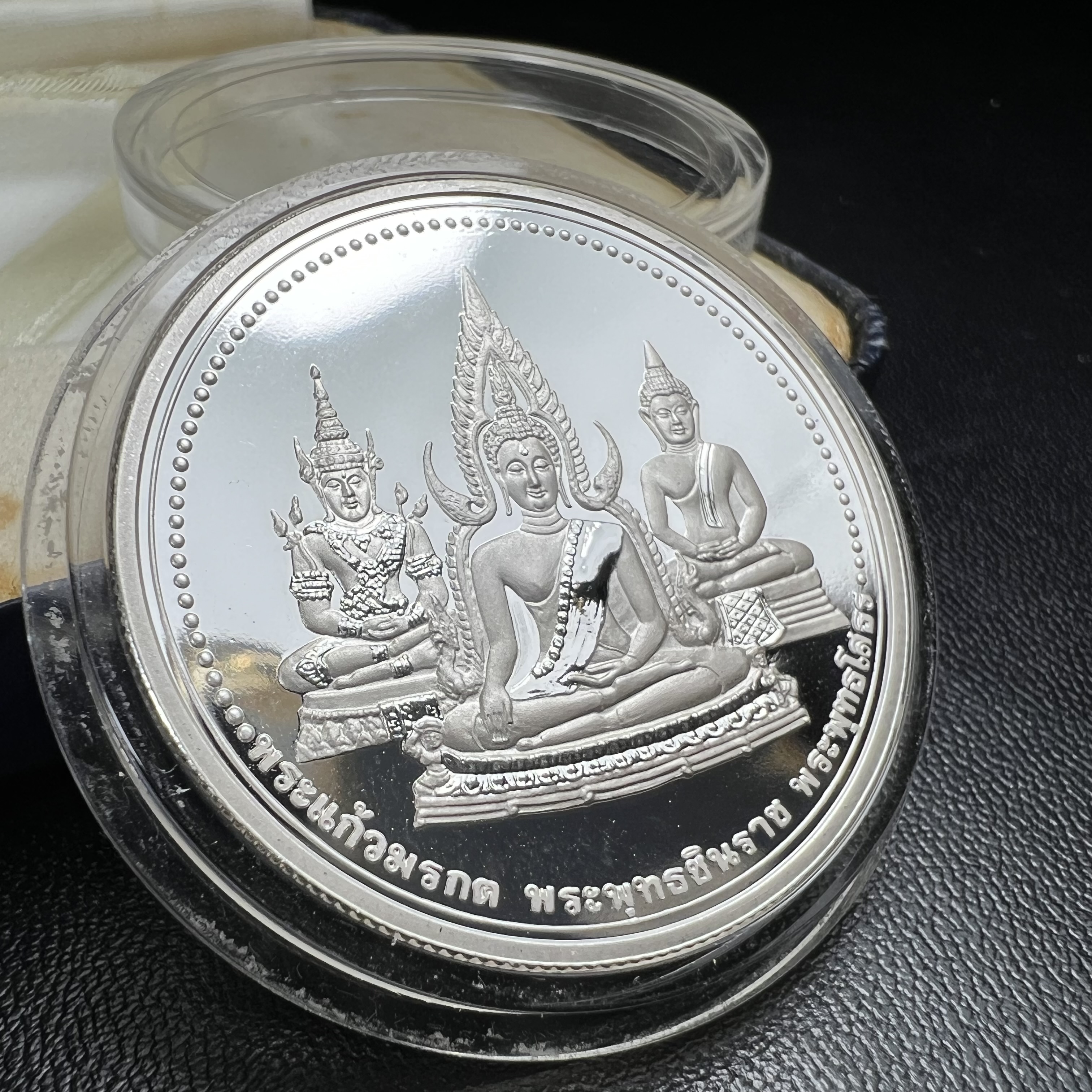 เหรียญพระแก้วมรกต พระพุทธชินราช พระพุทธโสธร รุ่นพุทธบารมี ปี 2540 เนื้อเงินขัดเงา 99.9% พร้อมกล่องบรรจุเดิม พิธีพุทธาภิเษก 2 พิธี มหามงคล (พระพุทธคู่บ้านคู่เมือง รูปแบบเหรียญสวยงดงามมาก พิธีใหญ่ เป็นที่นิยม)สร้างน้อยหายาก 1 ใน 500 เหรียญ