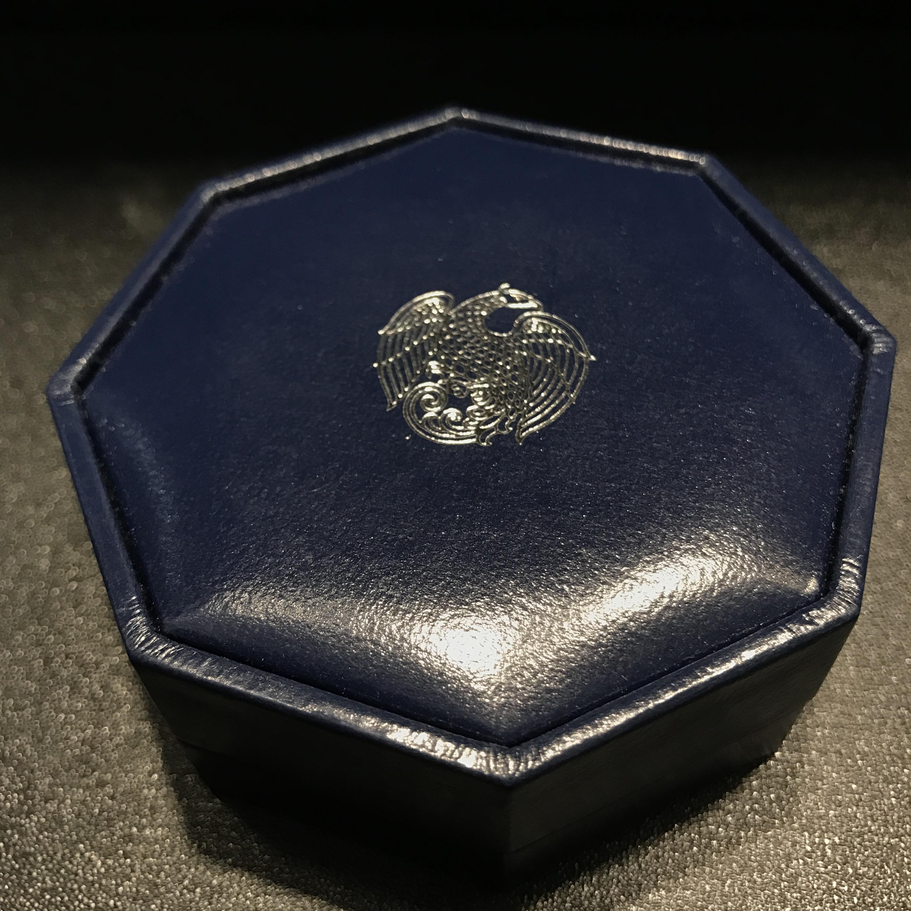 เหรียญที่ระลึก 109 ปี แห่งวันพระบรมราชสมภพพระบาทสมเด็จพระปกเกล้าเจ้าอยู่หัว เนื้อเงิน ปี2545 ด้านหน้ารัชกาลที่ 7 และรัชกาลที่ 9 พร้อมตลับและกล่องเดิม