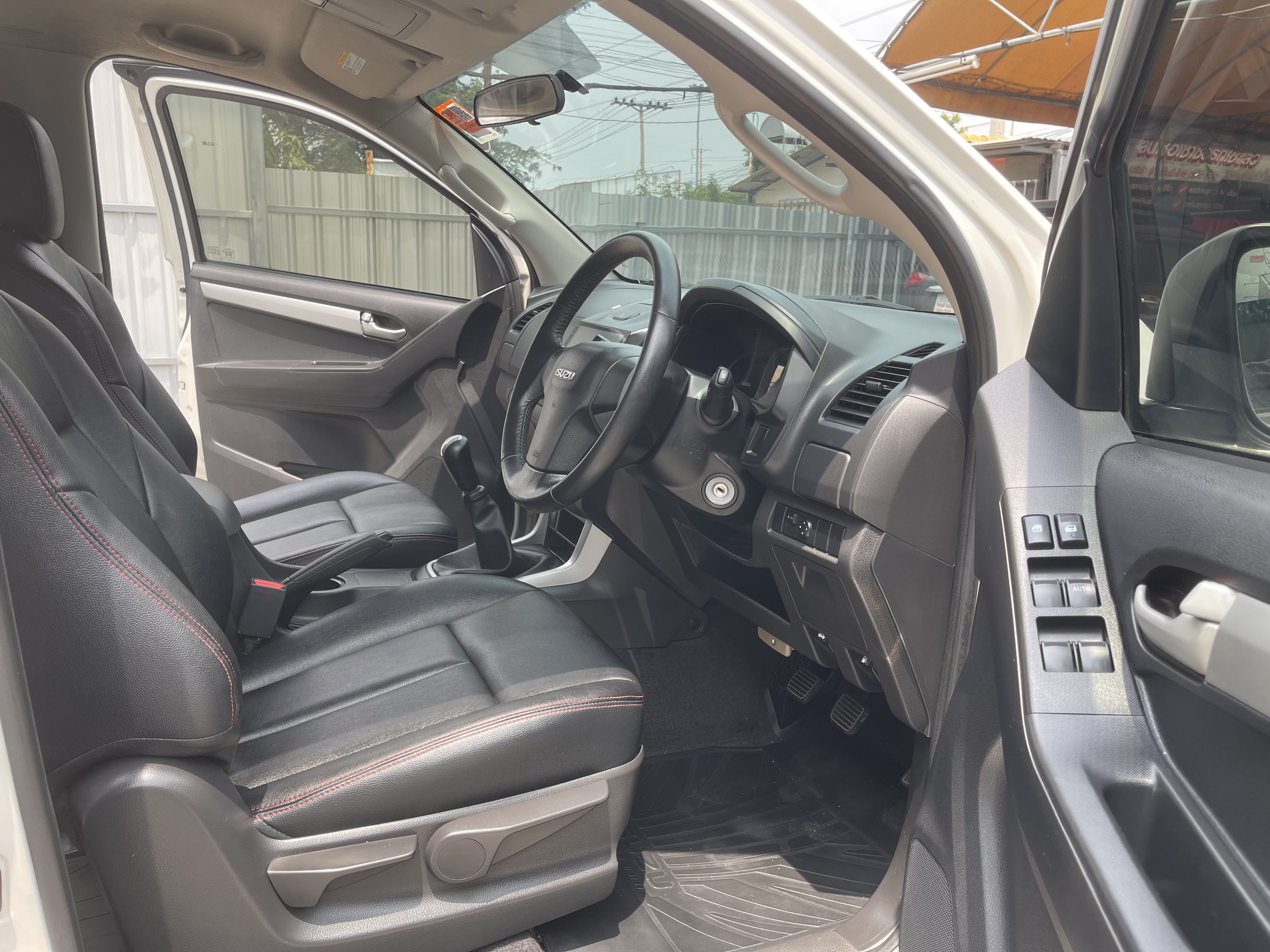 Isuzu Dmax All New 4ประตู Hilander 2.5 Vgs Z Dvd 2015 ขาวมุก