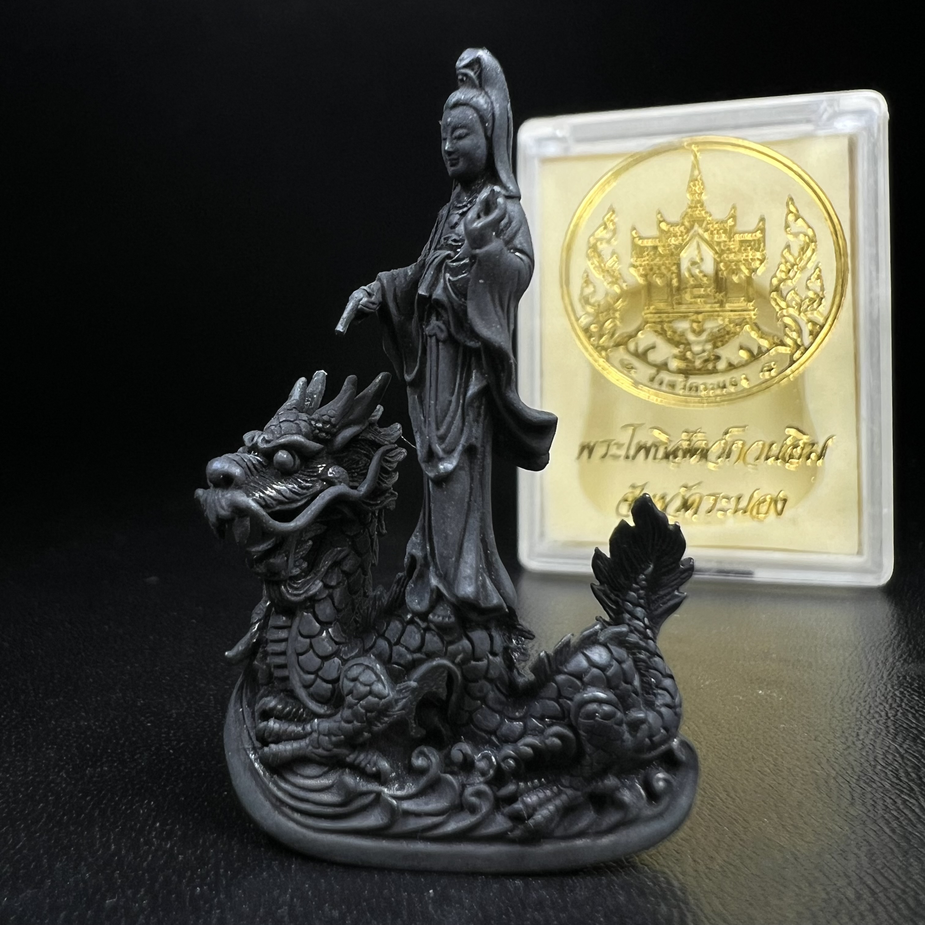 รูปหล่อลอยองค์พระโพธิสัตว์กวนอิม ทรงประทับมังกร จ.ระนอง พ.ศ.2539 เนื้อนวโลหะ พิมพ์ใหญ่(สวยงดงาม เข้มขลัง ทรงคุณค่า) เฉลิมฉลองในวโรกาสที่พระบาทสมเด็จพระเจ้าอยู่หัวทรงครองสิริราชสมบัติครบ 50 ปี(องค์หมายเลข๘๕๒๐)