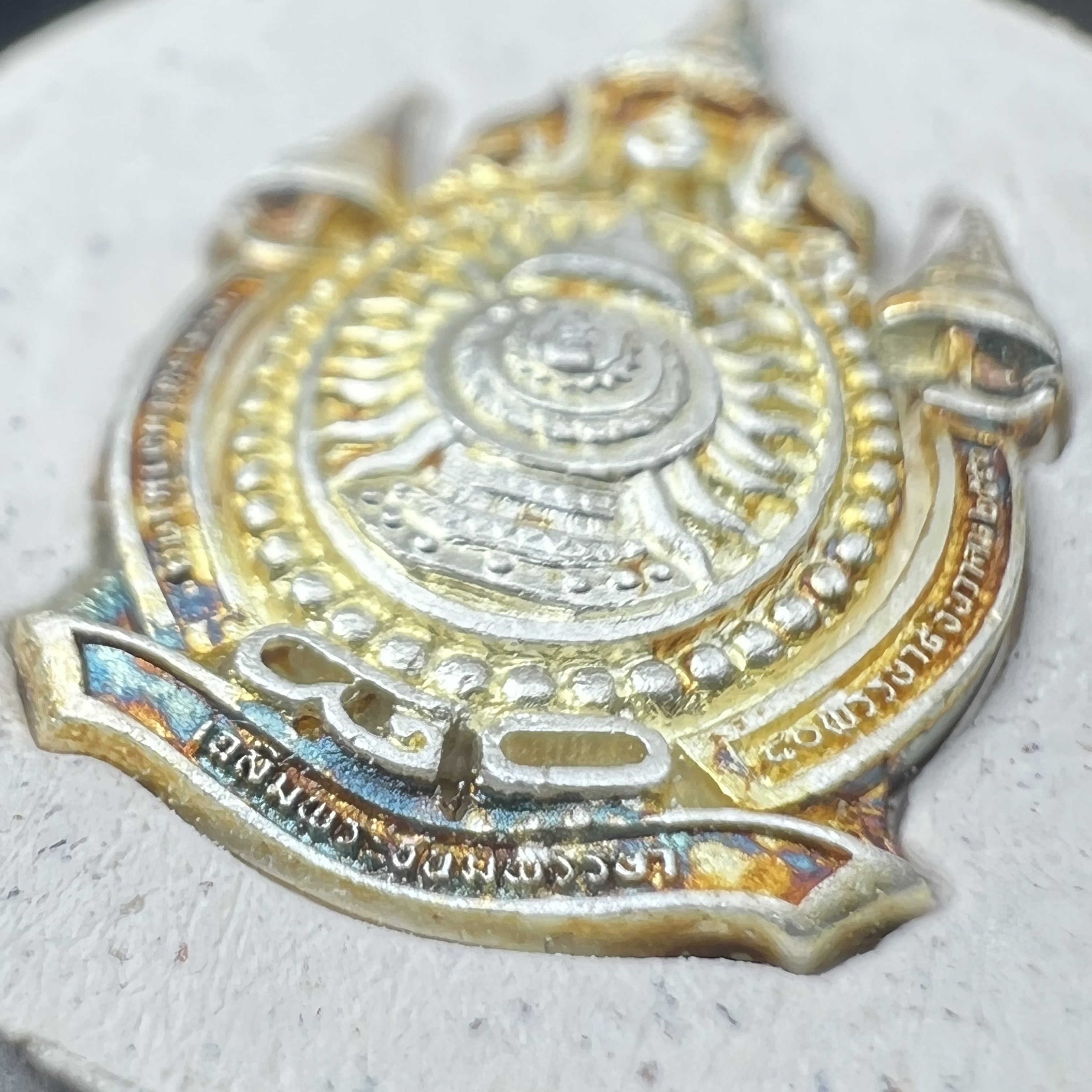 เหรียญรูปหล่อพระบาทสมเด็จพระเจ้าอยู่หัว ในหลวงทรงงาน “รุ่นเย็นศิระเพราะพระบริบาล 80พรรษา มหากษัตริย์คู่แผ่นดินสยาม” พ.ศ.2550 เนื้อผง พุทธคุณ (ผงจิตรลดาพระราชทาน) ด้านหลังสัญลักษณ์ 80 พรรษา เนื้อเงิน(ขนาด 27*35 มม.)พร้อมกล่องบรรจุเดิมครบ