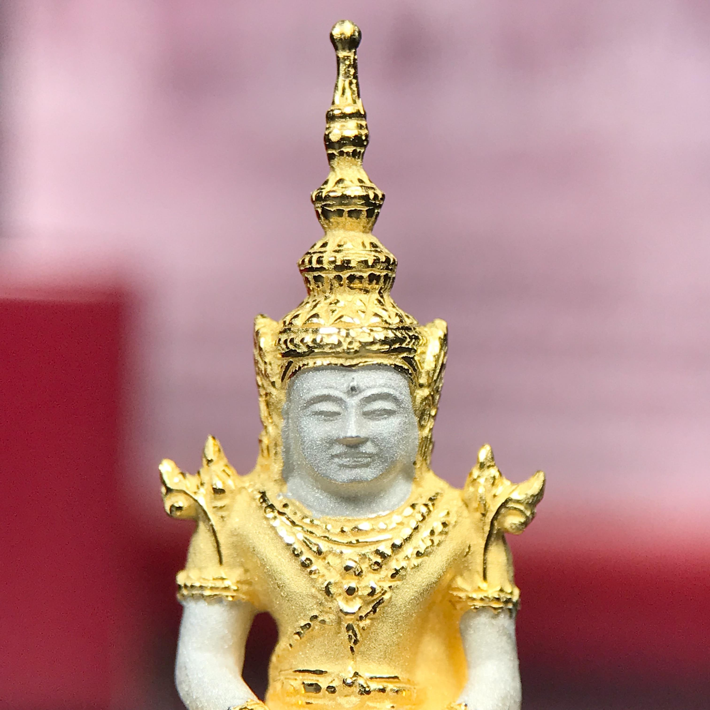 พระแก้วมรกต ภปร.(รุ่นแรก) ปี2545 จัดสร้างในมหาวโรกาส พระบาทสมเด็จพระเจ้าอยู่หัวรัชกาลที่ 9 ครบรอบ 75 พรรษา และฉลองกรุงรัตนโกสินทร์ครบ 220 ปี พิมพ์ลอยองค์ใหญ่ เนื้อเงินบริสุทธิ์ 92.5%(สามกษัตริย์) ขนาด 19*35 มม. พร้อมกล่อง สวยครบสมบูรณ์(องค์หมายเลข ๓๓๘๗)