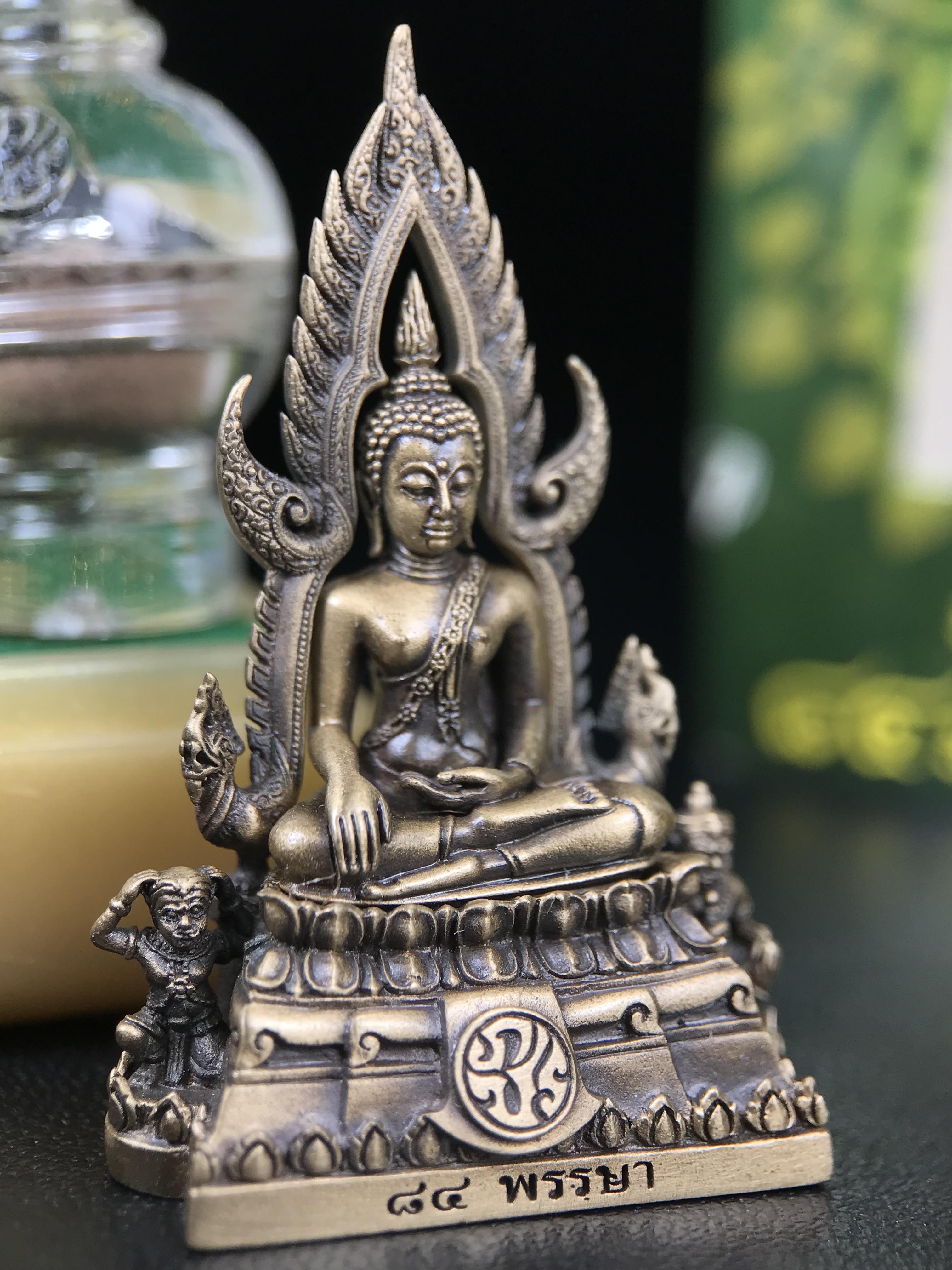 พระพุทธชินราช ภปร. 84 พรรษาในหลวงรัชกาลที่ 9 ปี 2554 พิมพ์กลางขนาดหน้าตัก 1/2 นิ้ว(สูง 3.8 ซม.) เนื้อบรอนซ์รมดำซาติน(สภาพผิวเดิมสวย) (พระราชทานมวลสาร จิตรลดาและเส้นพระเจ้า(เส้นผม)รัชกาลที่9)พุทธศิลป์ทรงคุณค่าอีกหนึ่งรุ่นยอดนิยม(องค์หมายเลข ๑๙๘๑)