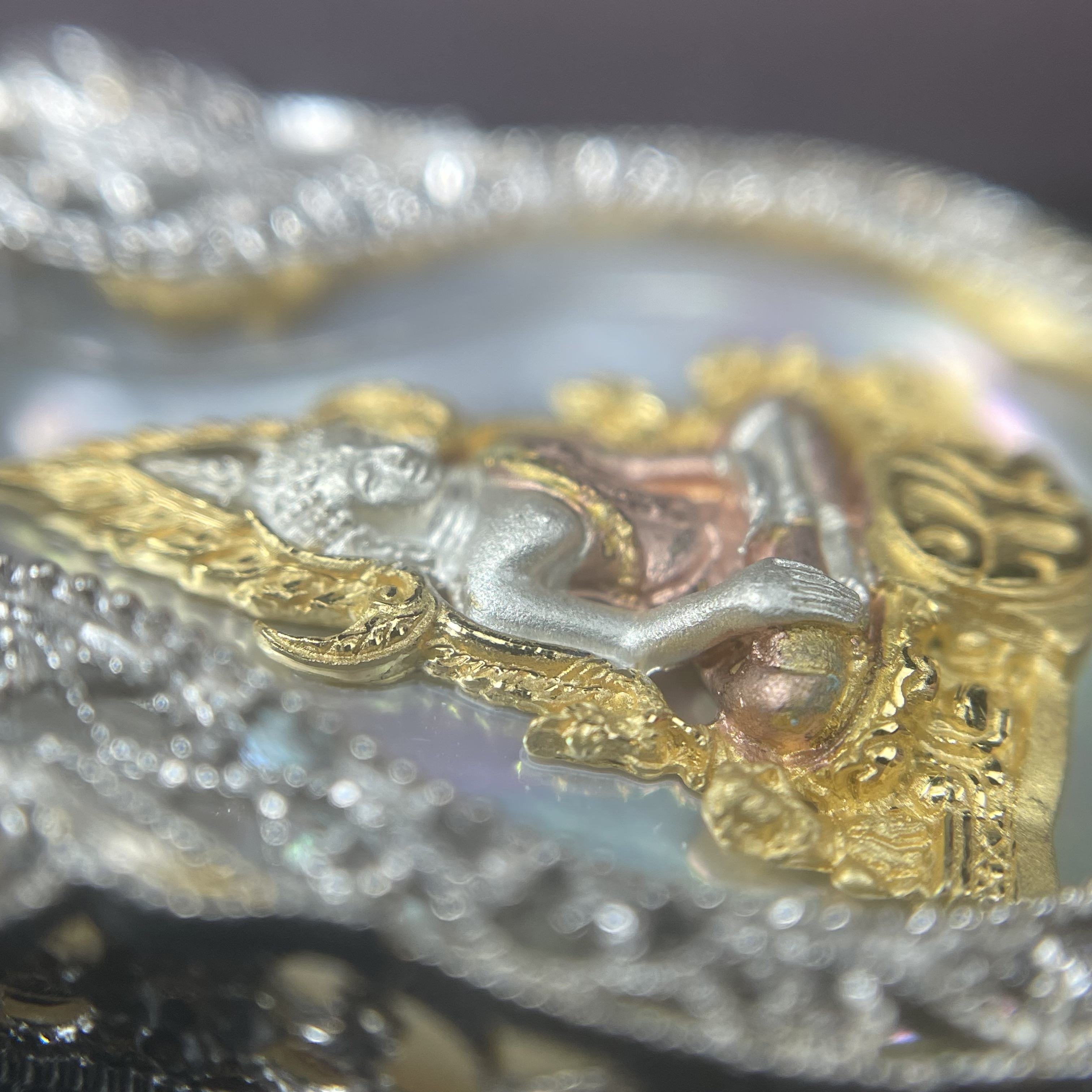 พระพุทธชินราช ภปร. โครงการ "เพราะแผ่นดินนี้ คือ แผ่นดินเกิด" ปี2548(รุ่นแรก) เหรียญทรงเสมา ขนาด 21 x 29 มม.เนื้อเงินสามกษัตริย์ องค์พระชุบสามกษัตริย์ ล้อมด้วยกรอบเงินชุบทองคำขาวสลักเสลาเป็นลวดลายละเอียดอ่อน ส่วนพื้นองค์พระเป็นเปลือกหอยมุขงดงาม