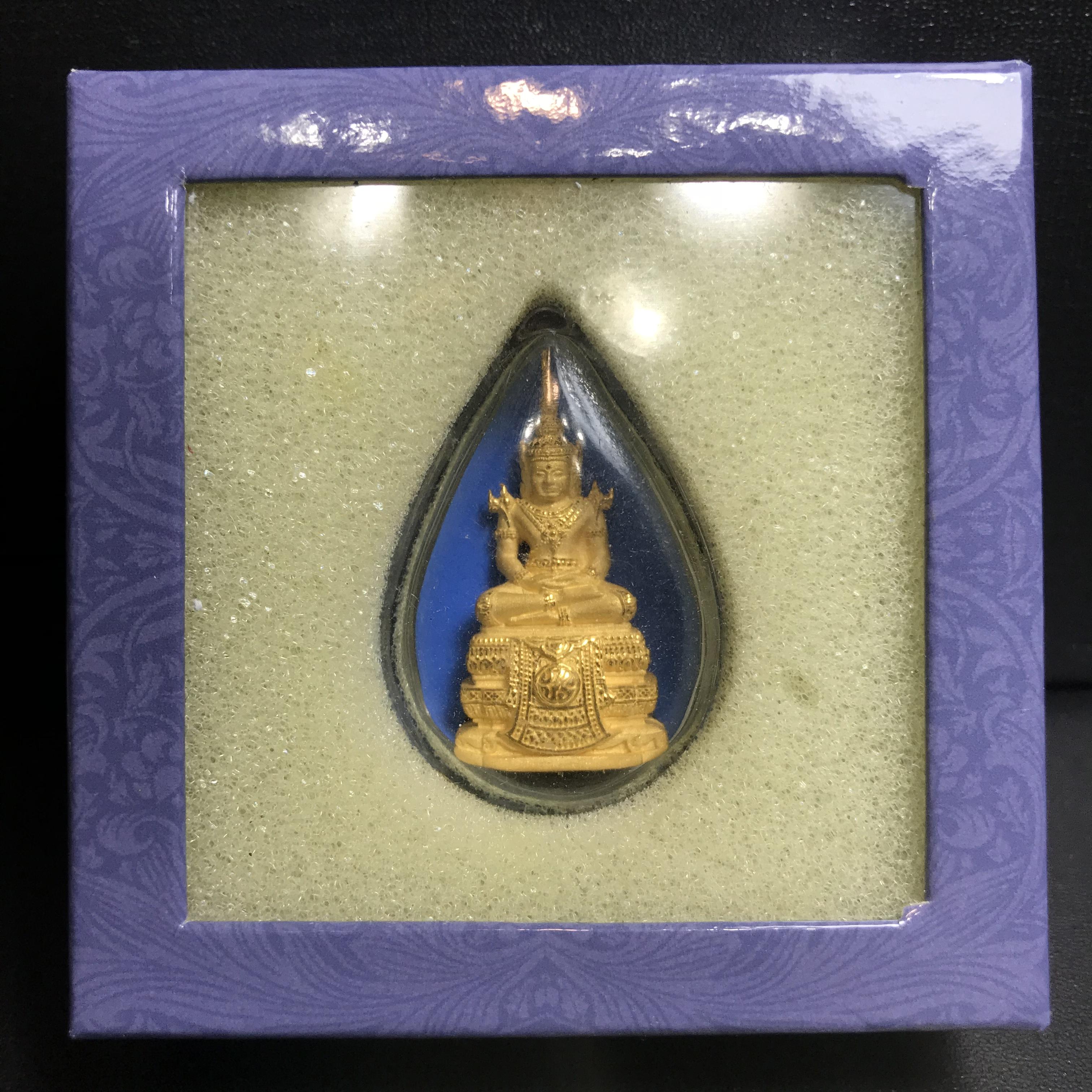 พระแก้วมรกต ภปร. ปี2547 จัดสร้างโดย รพ.ภูมิพลฯ เนื้อทองคำลอยองค์ หน้าตัก 1/2 นิ้ว(1ใน1000องค์)