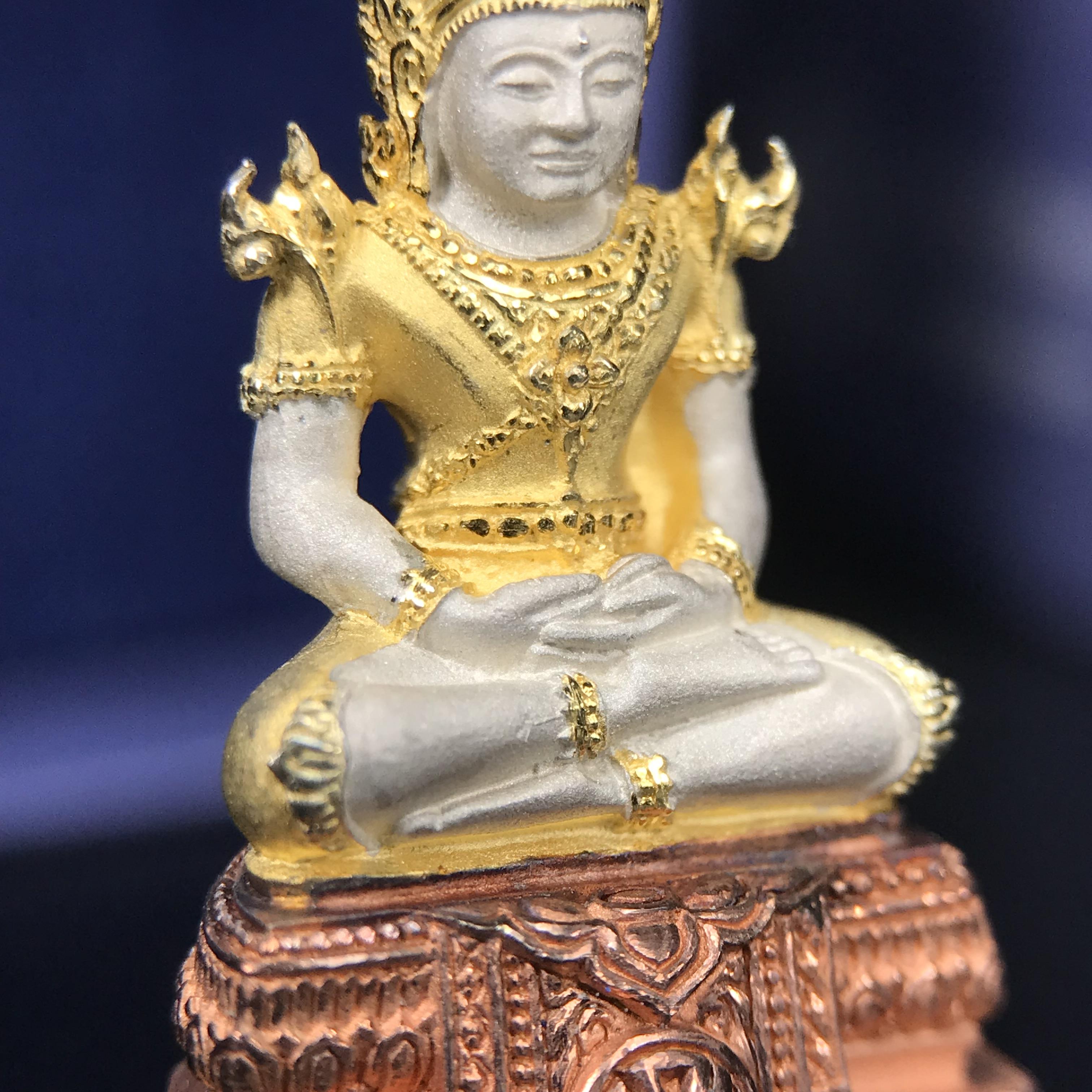 พระแก้วมรกต ภปร. ปี 2547 จัดสร้างโดยโรงพยาบาลภูมิพลอดุลยเดช เนื้อเงิน(3 กษัตริย์) ลอยองค์ หน้าตัก 1/2 นิ้ว สูง 3.7 ซม.พิธีมหามังคาภิเษก ณ พระอุโบสถวัดพระศรีรัตนศาสดาราม(วัดพระแก้ว) งดงามทรงคุณค่าอีกหนึ่งรุ่นยอดนิยม หายาก(องค์หมายเลข ๑๘๒๓)