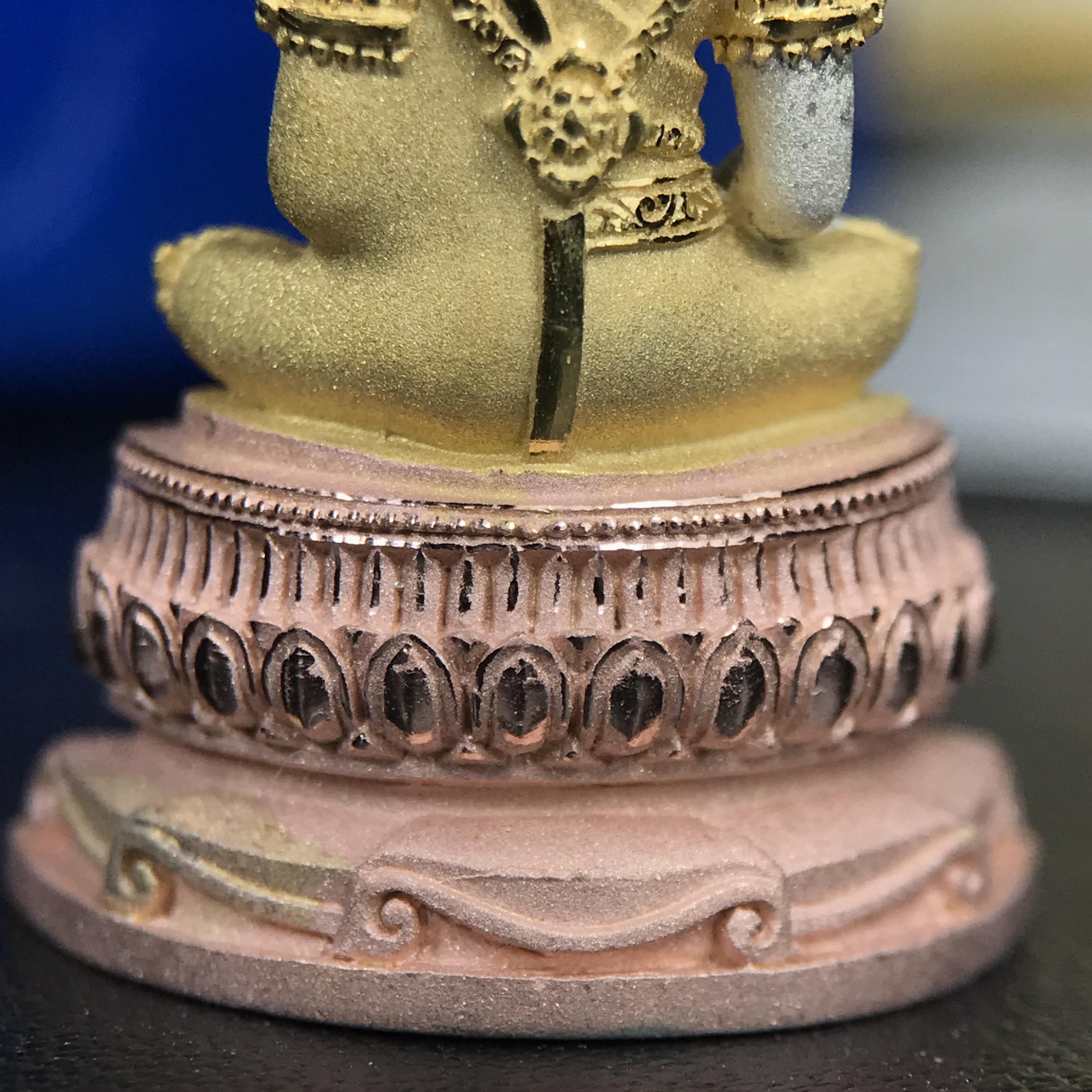 พระแก้วมรกต ทรงเครื่องฤดูร้อน พระราชทานประดิษฐานตราสัญลักษณ์ฉลองสิริราชสมบัติ ครบ 60 ปี ในหลวงรัชกาลที่ 9 พ.ศ.2549 เนื้อเงินสามกษัตริย์ลอยองค์พิมพ์ใหญ่ สูง 3.6 ซม. ขนาดหน้าตัก 1/2 นิ้ว (พิธีใหญ่มหาพุทธาภิเษก ณ พระอุโบสถวัดพระแก้ว เกจิอาจารย์ 108 รูป )