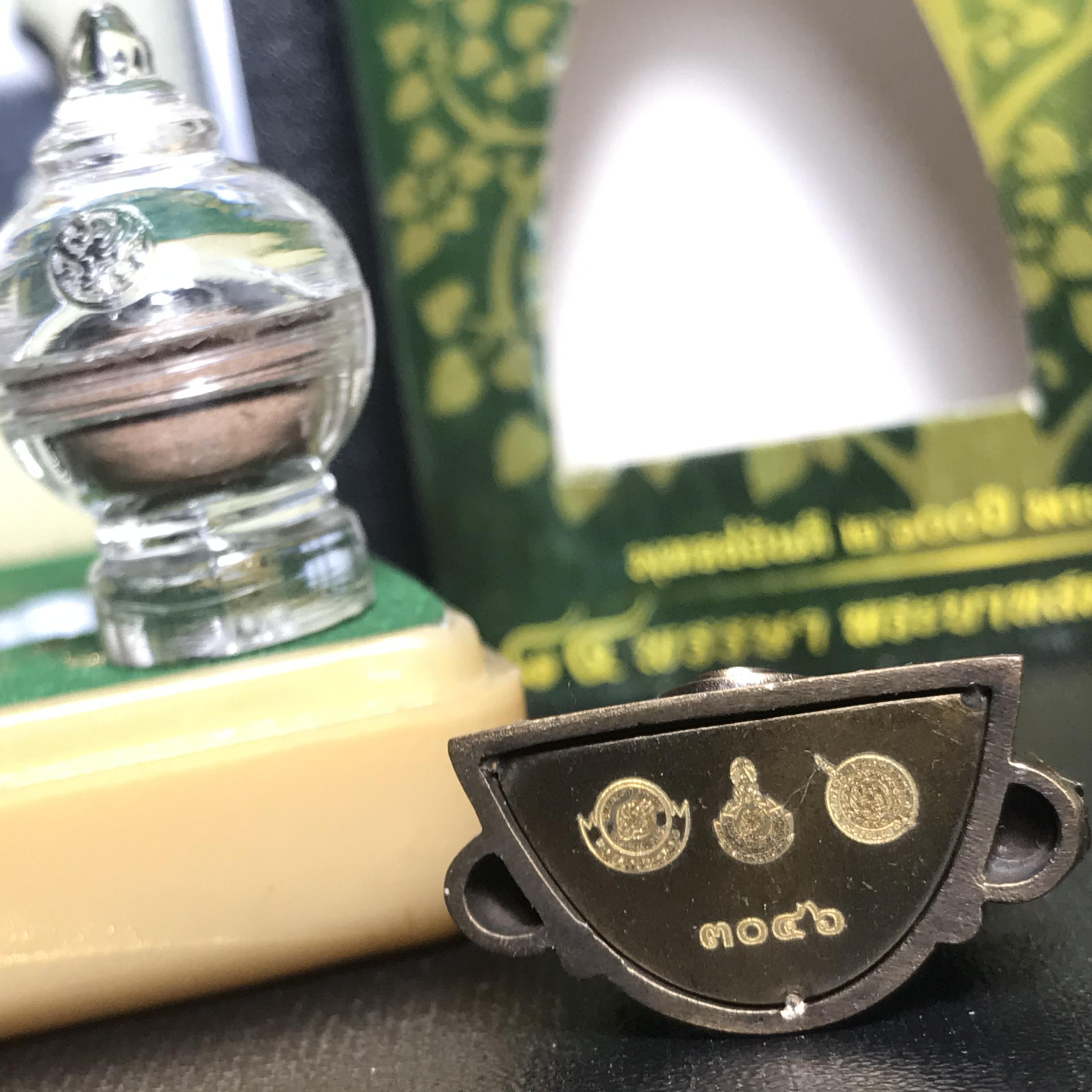 พระพุทธชินราช(จำลอง) ภปร 84 พรรษา เนื้อบรอนซ์รมดำซาติน พิมพ์กลางขนาดหน้าตัก 1/2 นิ้ว )(พระราชทานมวลสาร จิตรลดาและเส้นพระเจ้า(เส้นผม)รัชกาลที่9)