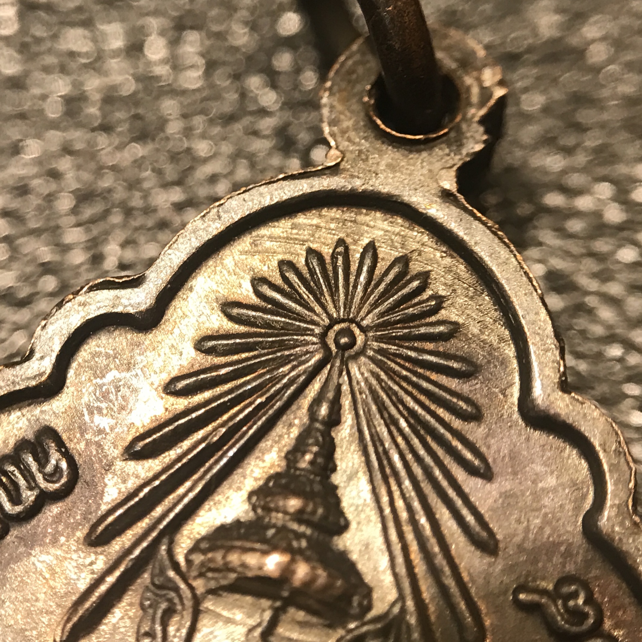 เหรียญ ร.9 ทรงเฉลิมพระชนมพรรษาครบ 4 รอบ ปี2518 (เนื้อทองแดงบล็อคนิยมวงเดือนบน)