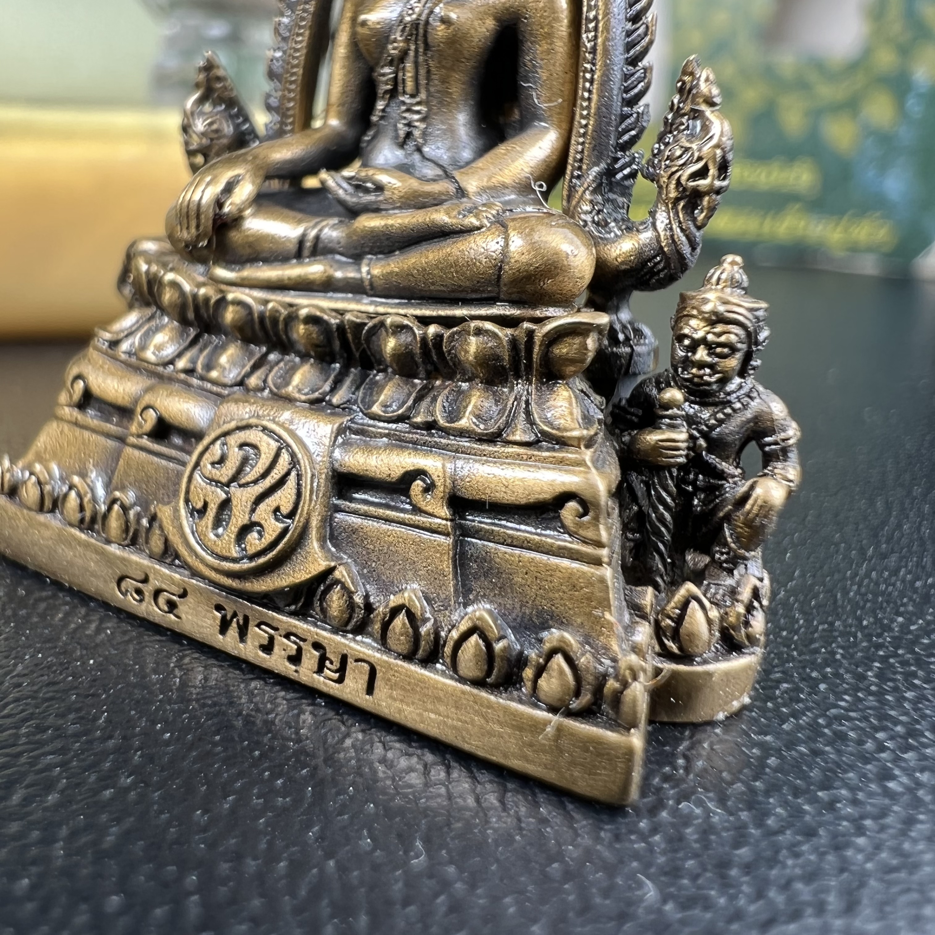 พระพุทธชินราช(จำลอง) ภปร 84 พรรษา เนื้อบรอนซ์รมดำซาติน พิมพ์กลางขนาดหน้าตัก 1/2 นิ้ว )(พระราชทานมวลสาร จิตรลดาและเส้นพระเจ้า(เส้นผม)รัชกาลที่9)