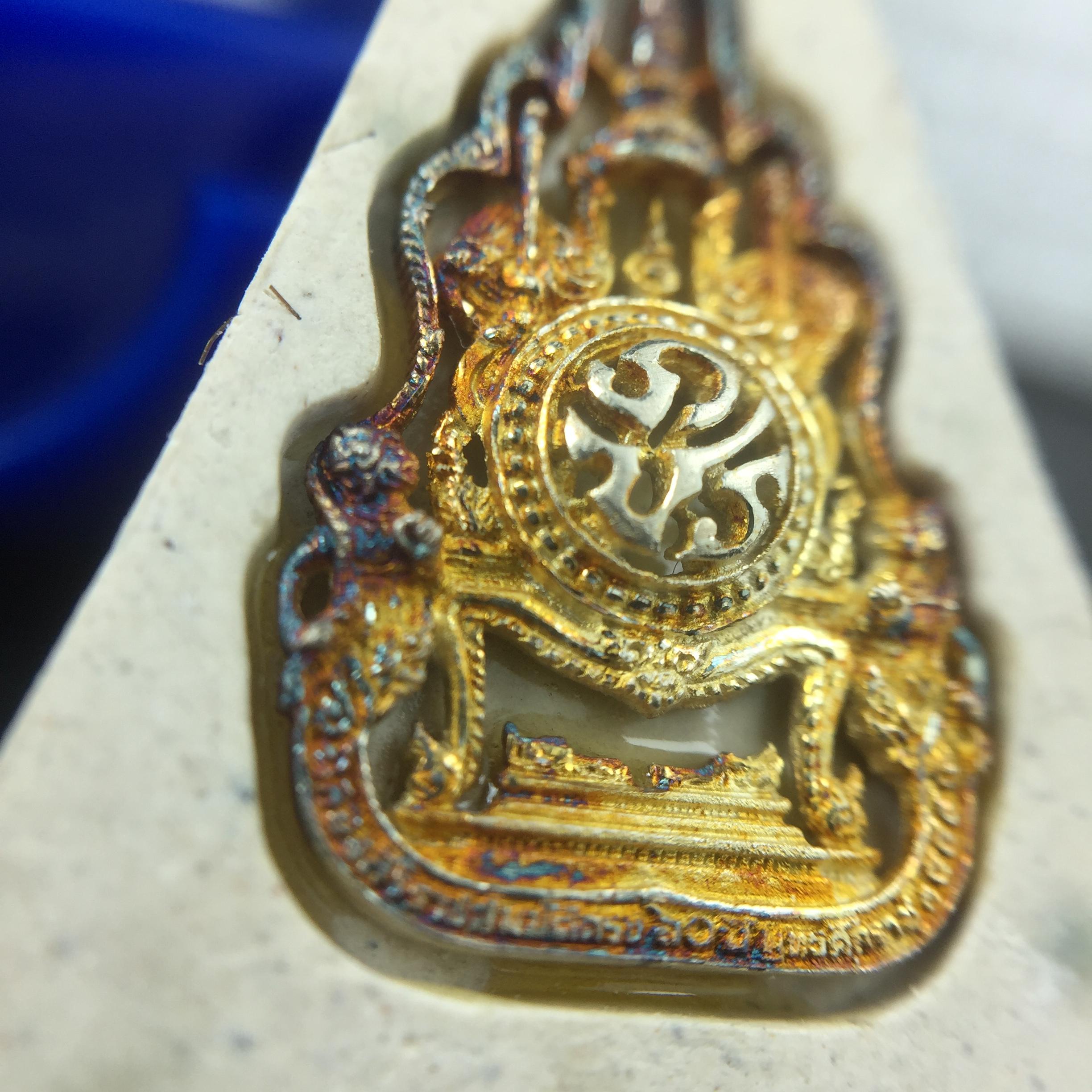 พระแก้วมรกต(จำลอง)ทรงเครื่องฤดูร้อน พระผงบูชา ด้านหน้าปิดทอง ด้านหลังตราฉลองสิริราชสมบัติครบ 60ปี เนื้อเงินขึ้นสีรุ้งธรรมชาติสร้างสรรค์งดงาม(รุ่นนี้ได้พระราชทานเส้นพระเจ้า(เส้นผม)รัชกาลที่9ในการจัดสร้าง)***องค์นี้พิเศษมองเห็นเส้นผมติดอยู่ด้านหลังชัดเจน***