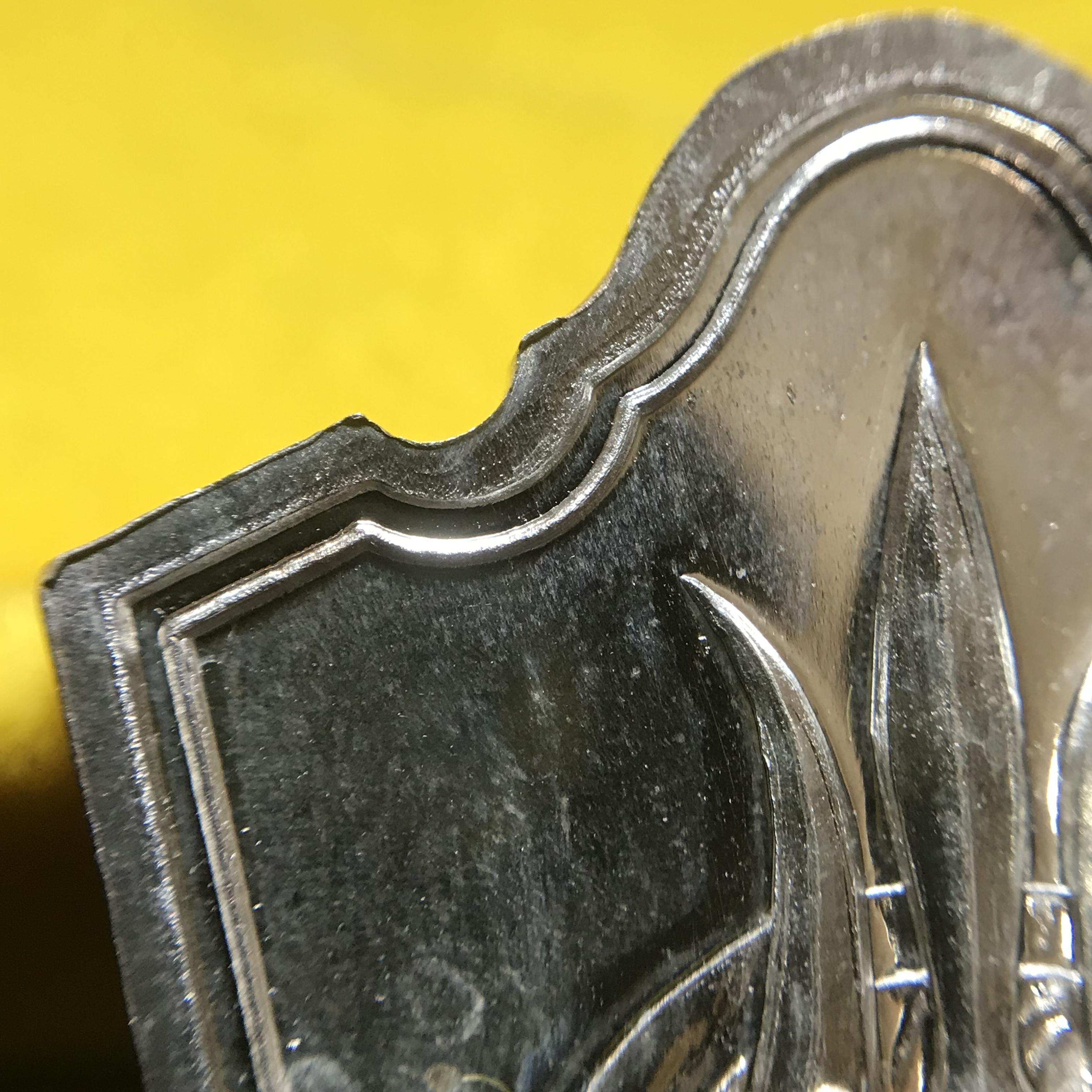 เหรียญพระบาทสมเด็จพระเจ้าอยู่หัว รัชกาลที่9ประทับนั่งบัลลังก์ กระทรวงมหาดไทยจัดสร้าง ปี2539 เนื้อเงินกล่องบรรจุเดิม(สภาพสวย)(นิยม)