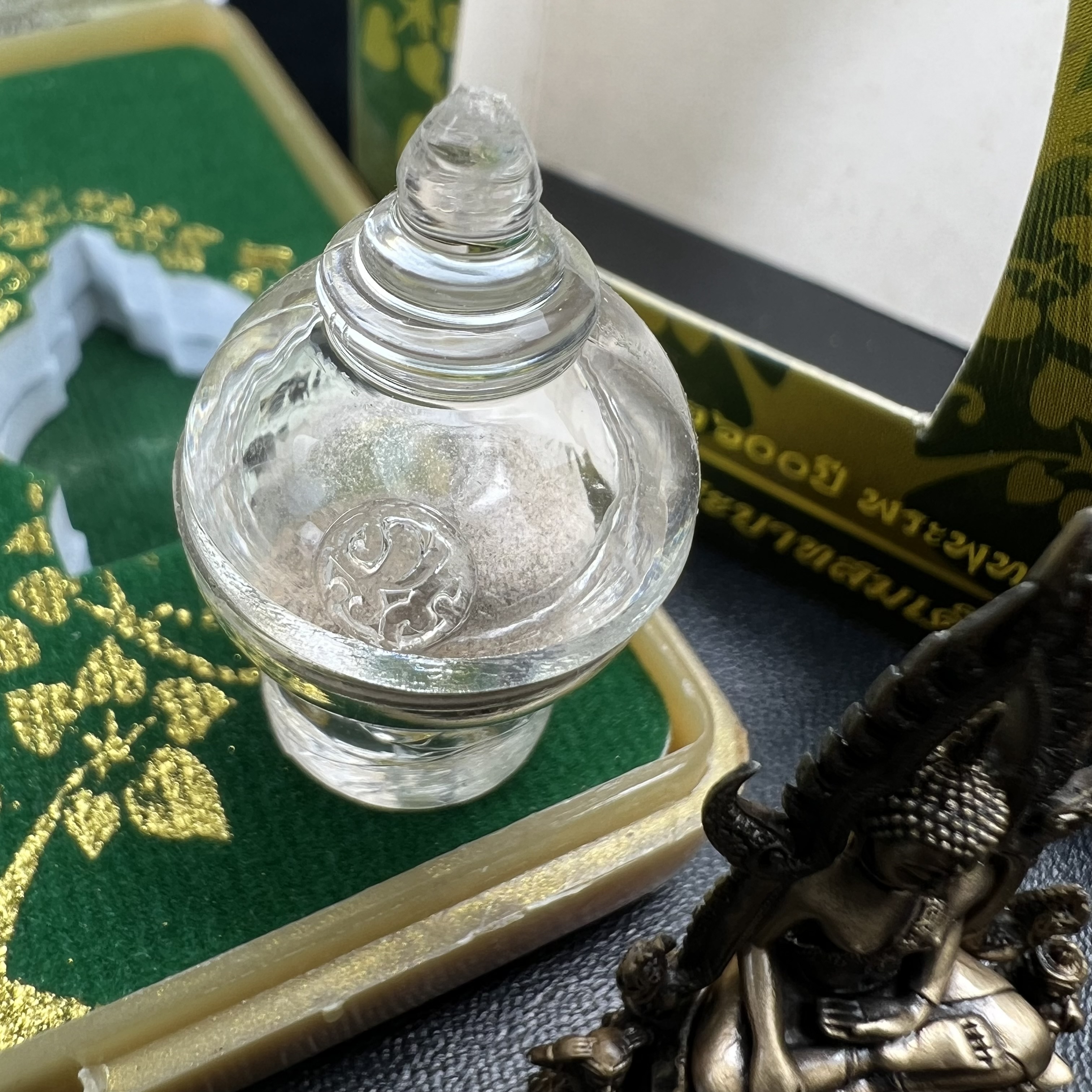 พระพุทธชินราช(จำลอง) ภปร. 84 พรรษา ปี 2554 เนื้อบรอนซ์รมดำซาติน พิมพ์กลางขนาดหน้าตัก 1/2 นิ้ว(พระราชทานมวลสาร จิตรลดาและเส้นพระเจ้า(เส้นผม)รัชกาลที่9)พุทธศิลป์ทรงคุณค่าอีกหนึ่งรุ่นยอดนิยม(หมายเลขสวย ๑๘๑))