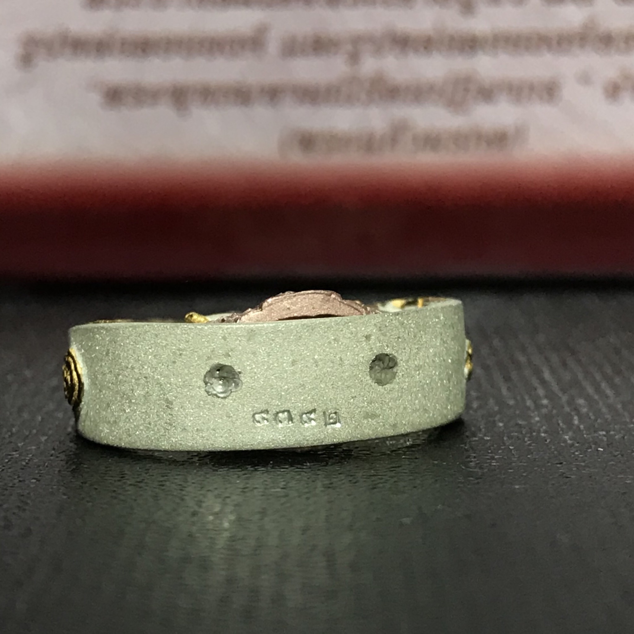 พระแก้วมรกต ภปร.(รุ่นแรก) ปี2545 รุ่นฉลองกรุงรัตนโกสินทร์ครบ 220 ปี พิมพ์ลอยองค์ทรงหยดน้ำ เนื้อเงิน3กษัตริย์