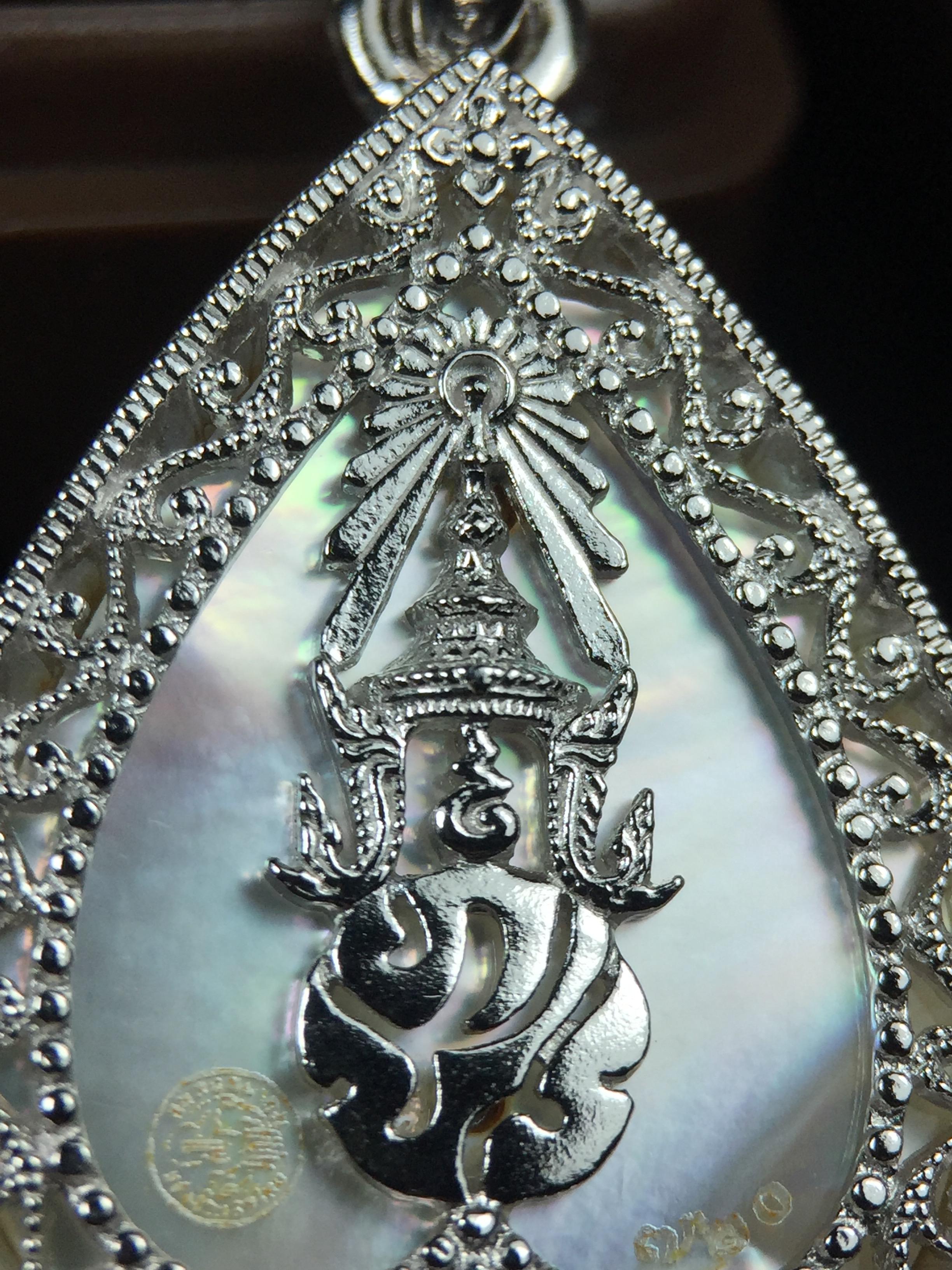 พระพุทธชินราช ภปร. โครงการ "เพราะแผ่นดินนี้ คือ แผ่นดินเกิด" ปี2548(รุ่นแรก) เหรียญทรงใบโพธิ์ ขนาด 21 x 29 มม. เนื้อเงินสามกษัตริย์ องค์พระชุบสามกษัตริย์ ล้อมด้วยกรอบเงินชุบทองคำขาวสลักเสลาเป็นลวดลายละเอียดอ่อน ส่วนพื้นองค์พระเป็นเปลือกหอยมุข