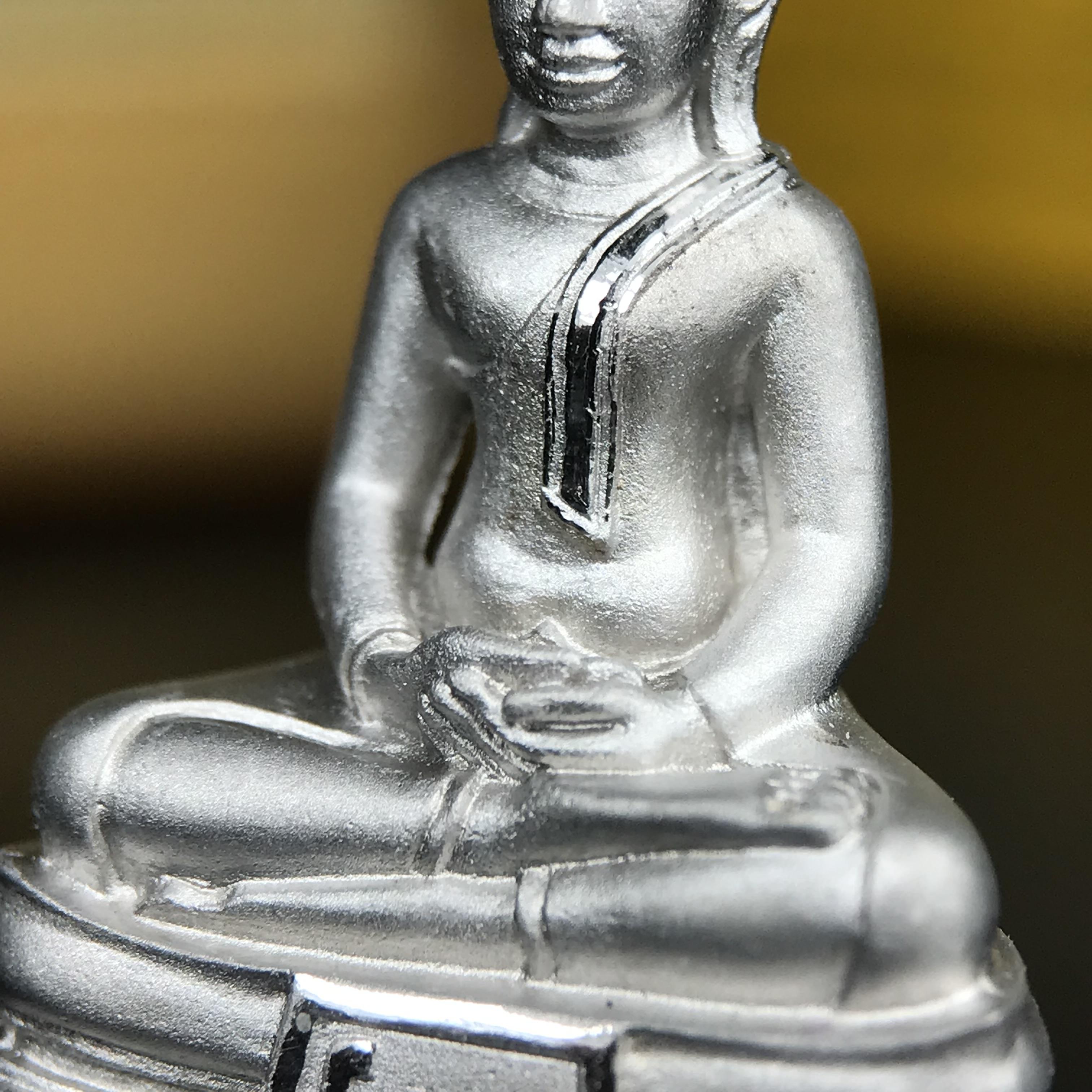 พระพุทธโสธร คุ้มเกล้าฯ ภปร.(ใต้ร่มพระบารมี คุ้มเกล้า) 60ปี รพ.ภูมิพลฯ พ.ศ.2552 เนื้อเงิน ชุบทองคำขาว(ลอยองค์พิมพ์ ใหญ่ ขนาด 30*20 มม.) 1 ใน 5000 องค์ หายาก