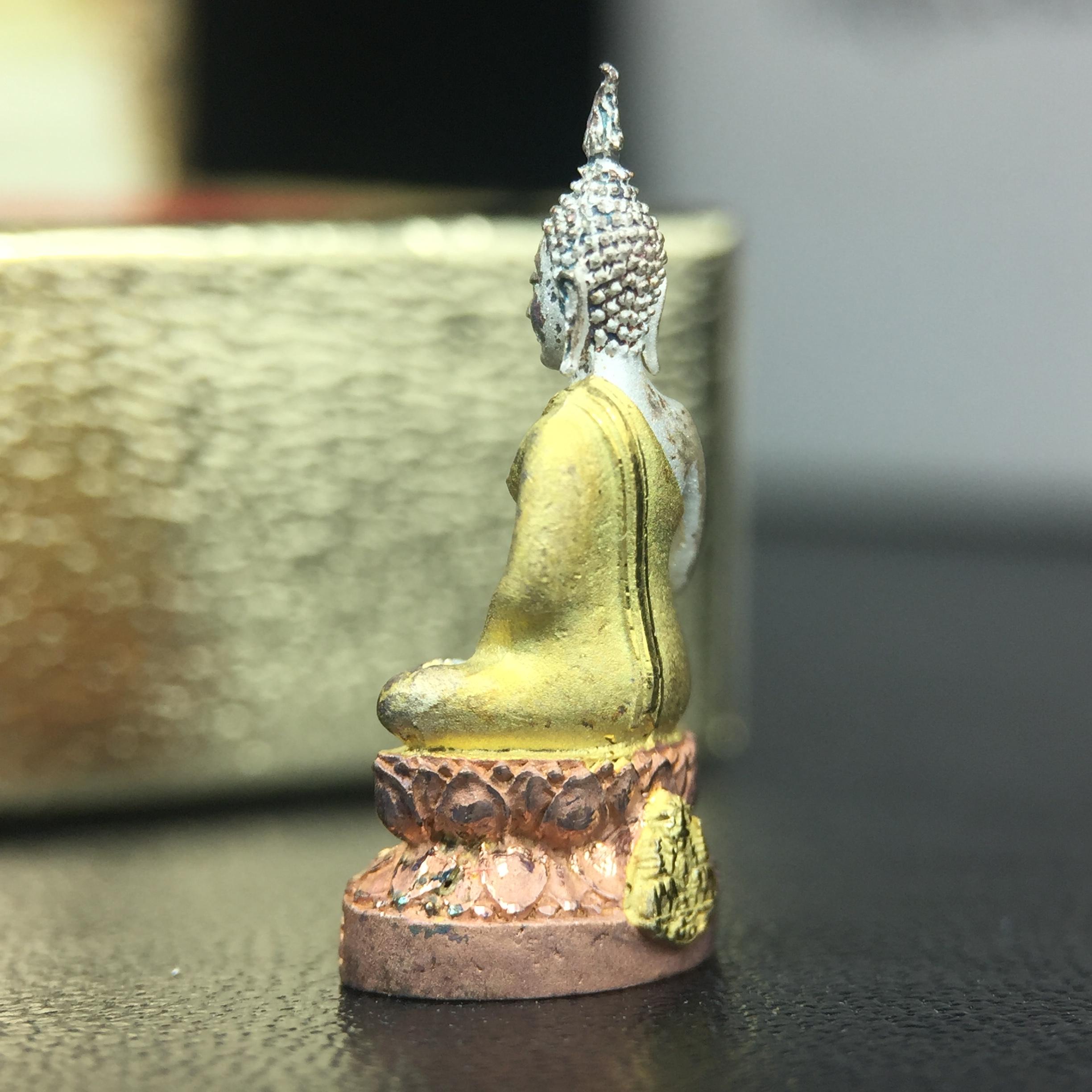 พระชัยวัฒน์พระพุทธนวราชบพิตร ครองสิริราชสมบัติครบ 50 ปี พ.ศ.2540 ขนาดสูง 1.9 ซม. เนื้อเงินสามกษัตริย์(ผิวเดิม) พร้อมกล่องบรรจุเดิมครบสมบูรณ์ 1ใน 9500 องค์(พุทธนวราชบพิตร นิมิตรหมายแห่งความสามัคคี ด้วยไมตรีแห่งองค์พระภูมิพล)