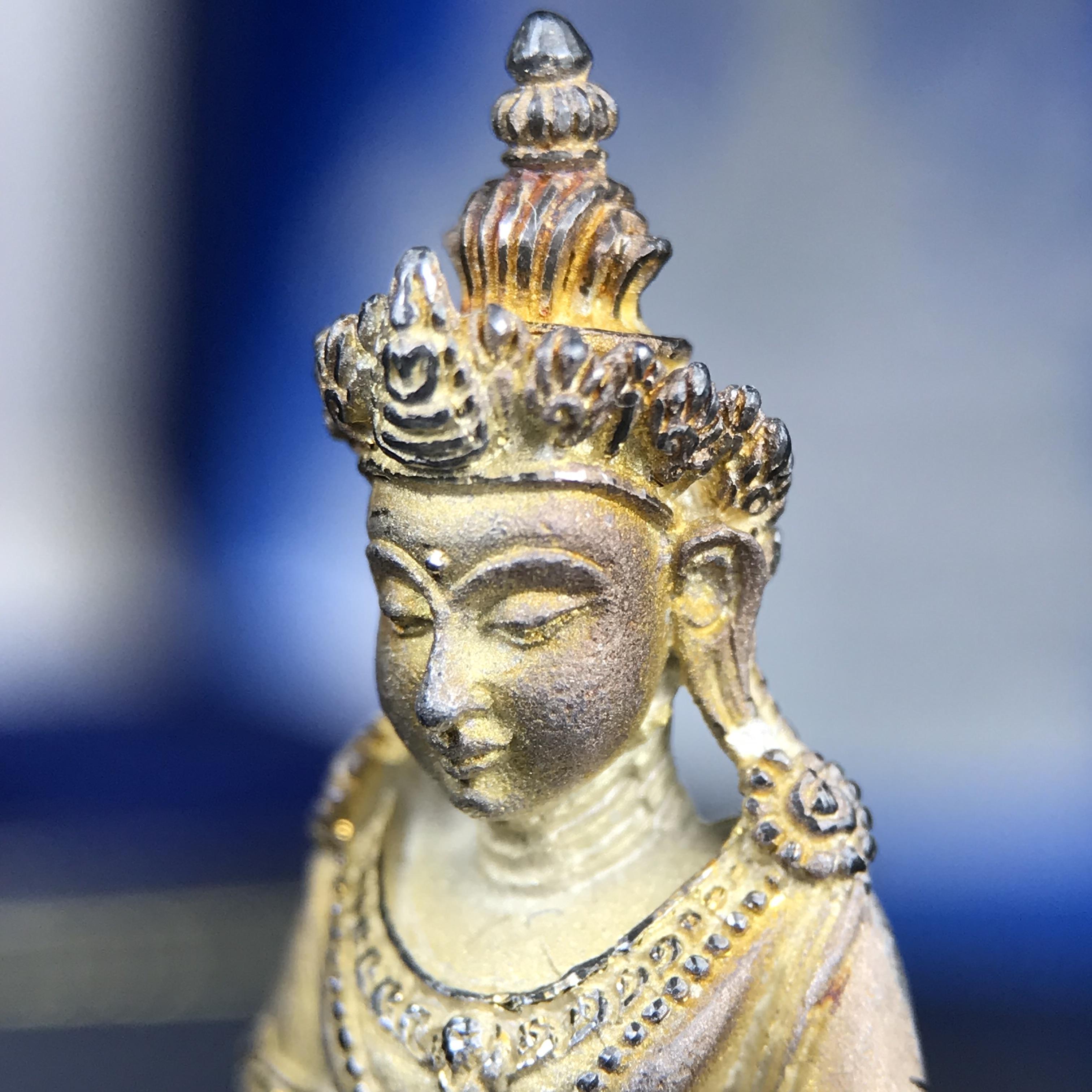 พระกริ่งอวโลกิเตศวร ( เจ้าแม่กวนอิม ) วัดโพธิ์แมนคุณาราม รุ่นอุดมโภคทรัพย์ พ.ศ.2539 เนื้อเงินพ่นทราย(ผิวเดิม ขึ้นสีรุ้งธรรมชาติ แบบนิยม เสน่ห์ของพระเนื้อเงิน) (พร้อมกล่องบรรจุการ์ดใบรับรองเดิมครบ)(อีกหนึ่งรุ่นยอดนิยม พุทธศิลป์สวยงดงาม)หายาก 1 ใน 5000 องค์