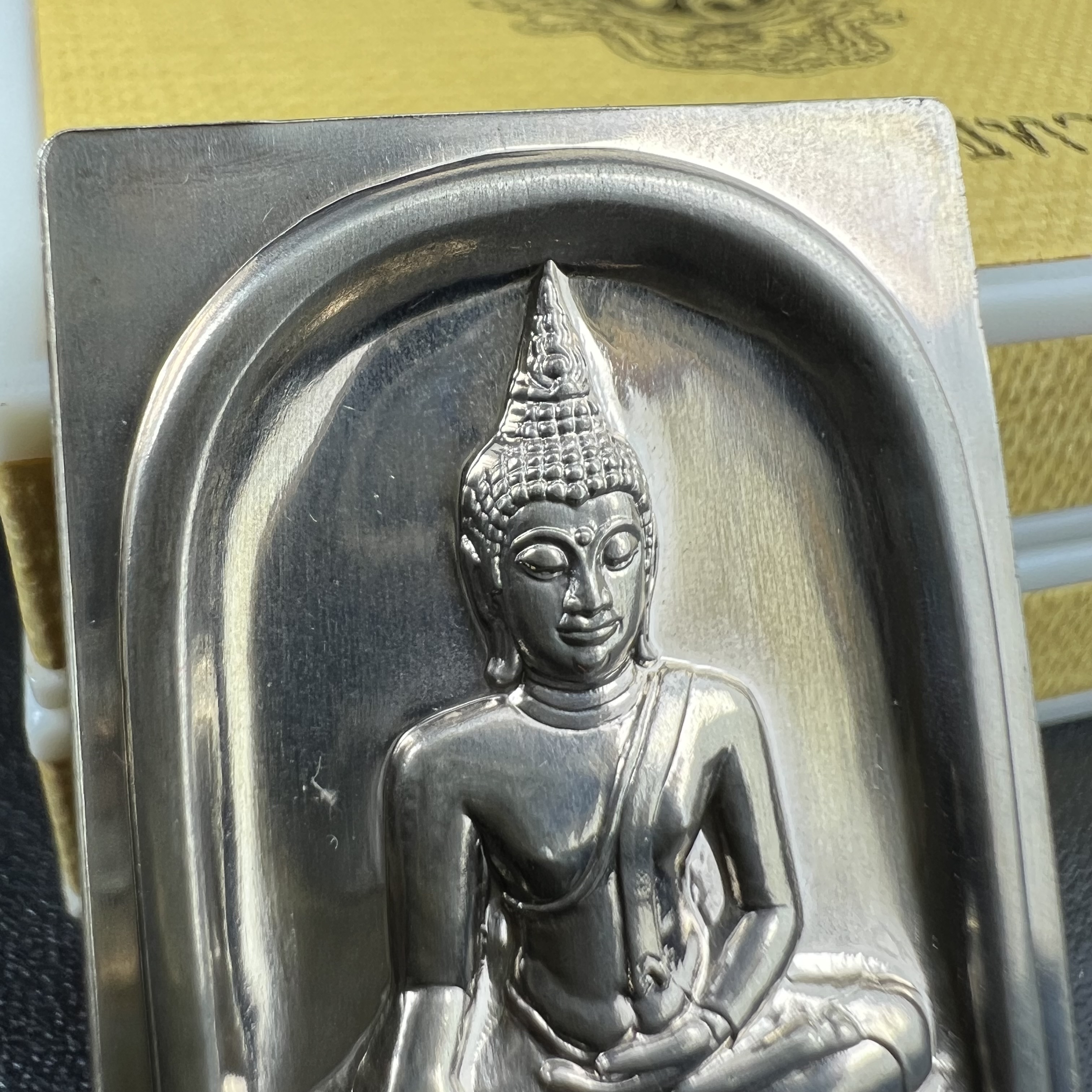 พระพุทธชินสีห์ หลังตรา ปรมาภิไธยย่อ ภปร. ในวโรกาสเฉลิมพระชมพรรษาในหลวงรัชกาลที่9 ครบ 7 รอบ และ ที่ระลึกสมโภชวัดบวรนิเวศวิหารครบ 175 ปี พ.ศ.2554 เหรียญเนื้อเงิน พิมพ์ใหญ่ ขนาดสูง 3.8 ซม. พร้อมกล่องบรรจุเดิมพระราชทาน(1 ใน 1585 เหรียญ)หายาก