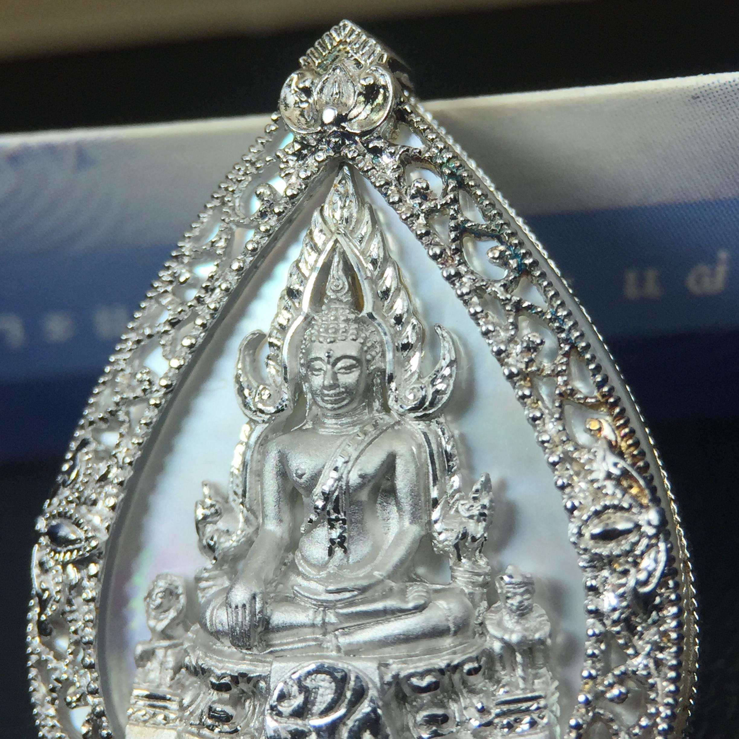 เหรียญพระพุทธชินราช ภปร. โครงการ เพราะแผ่นดินนี้คือแผ่นดินเกิด ปี 2551 รูปหยดน้ำ เนื้อเงินชุบทองคำขาว(ล้อมด้วยกรอบเงินชุบทองคำขาวสลักเสลาเป็นลวดลายละเอียดอ่อน ส่วนพื้นองค์พระเป็นเปลือกหอยมุขสวยงดงาม )(ขนาด 21 x 29 มม.) (สวยงามหายาก)1ใน5000องค์