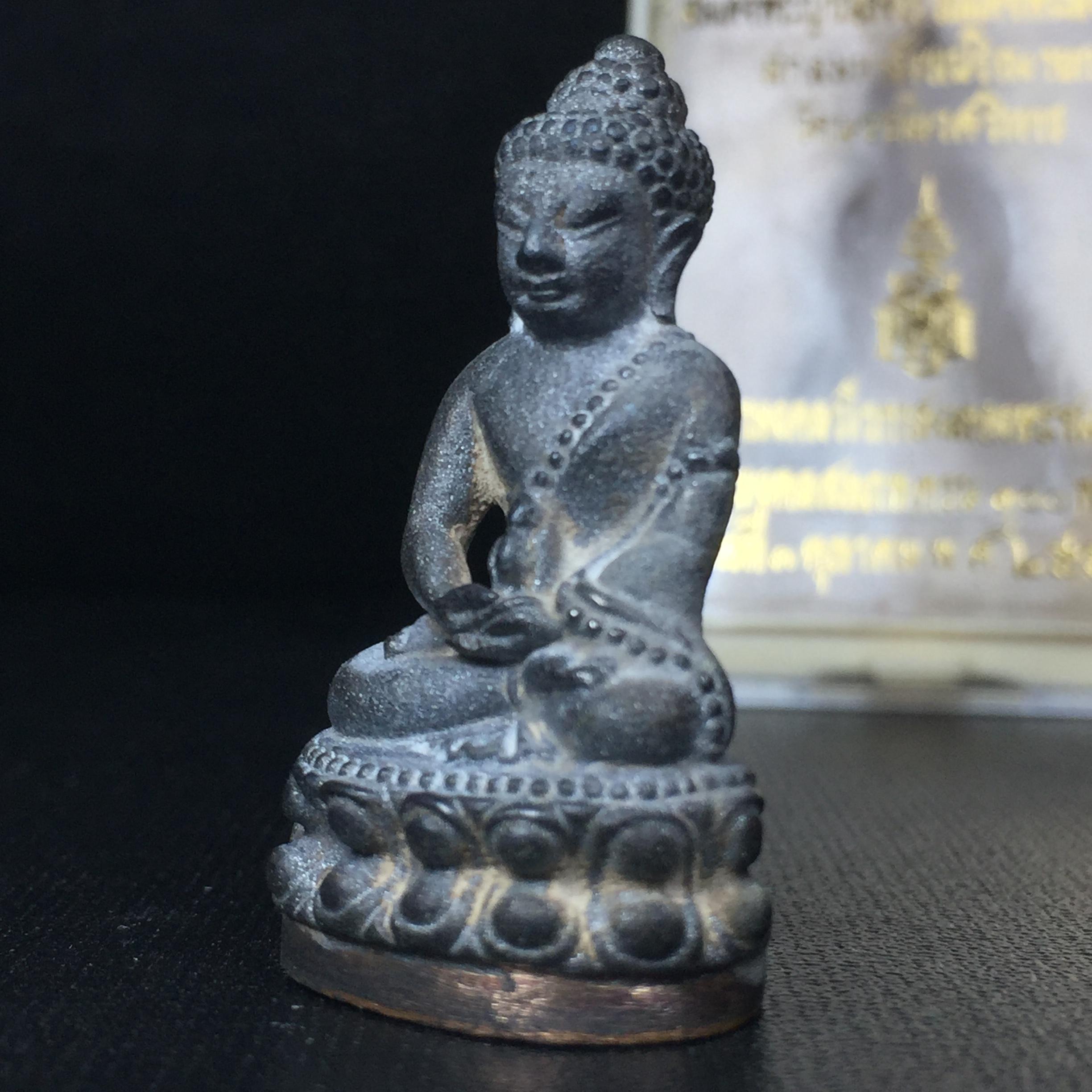 พระกริ่งชินบัญชรฉลองพระชันษา 100 ปี สมเด็จพระญาณสังวร วัดบวรนิเวศวิหาร ปี 2556 เนื้อนวโลหะผสมทองคำก้นทองแดง พิธีใหญ่ มวลสารเด่น นิยม(1 ใน 2556 องค์)