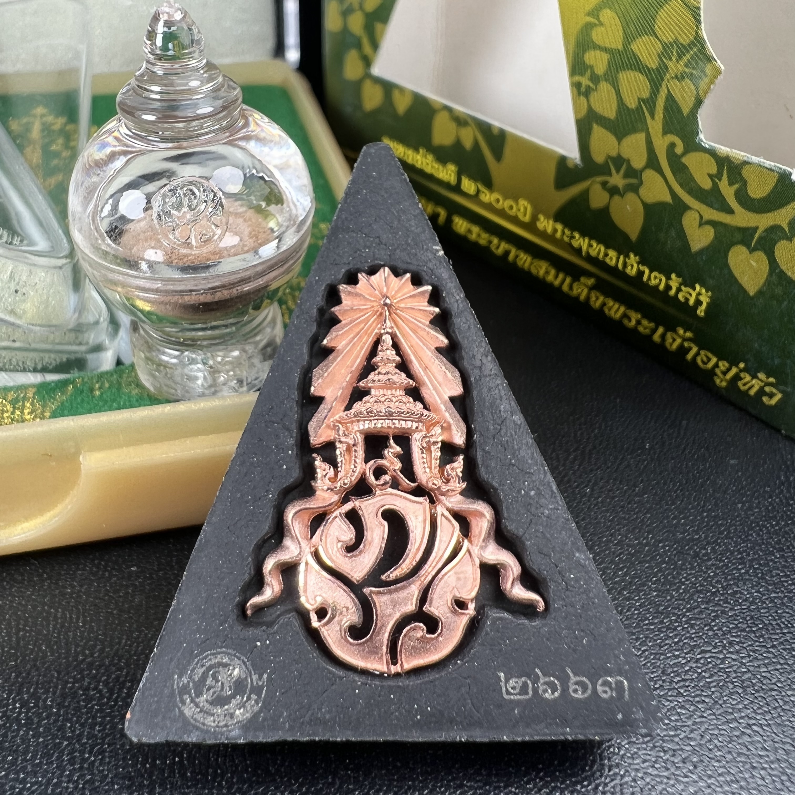 พระพุทธชินราช(จำลอง)ภปร. 84พรรษา เนื้อผงปิดทองด้านหน้า หลัง ภ.ป.ร. ทองแดง(พระราชทานมวลสาร จิตรลดาและเส้นพระเจ้า ร.9(เส้นผม))